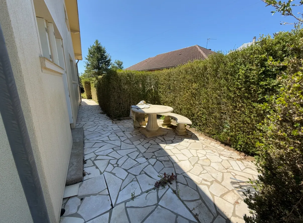 Maison à vendre à Lanuéjouls avec grand terrain, dépendances et potentiel de rénovation 