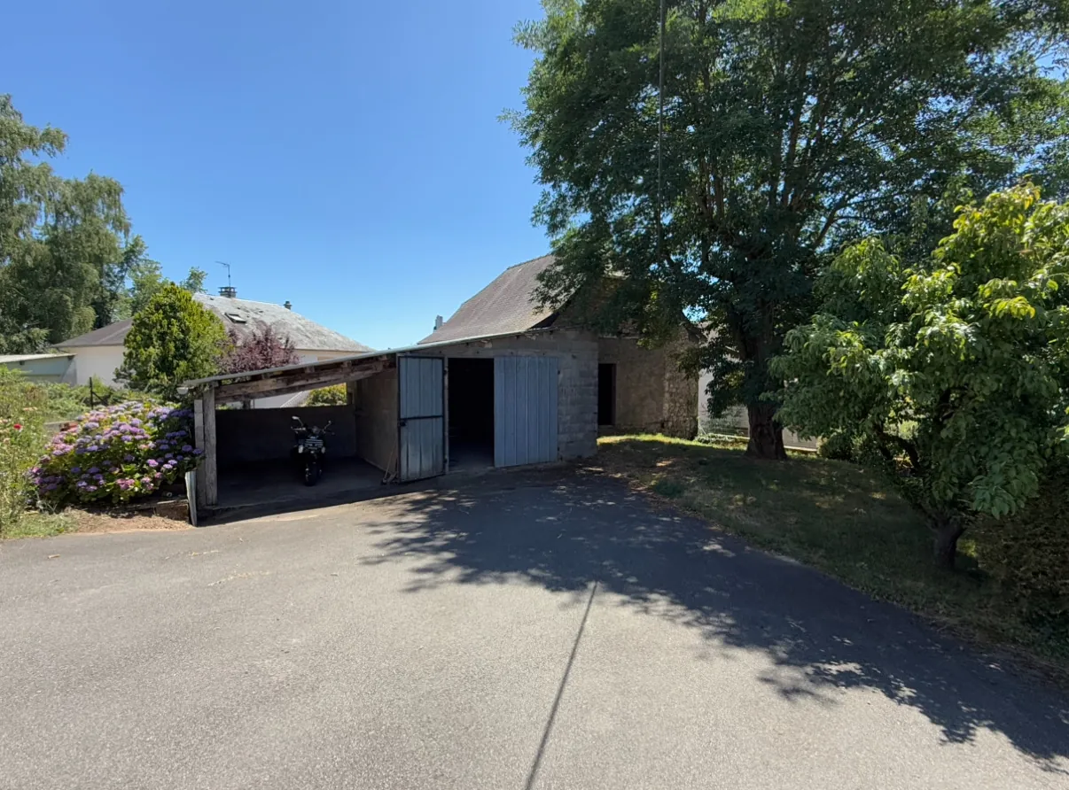 Maison à vendre à Lanuéjouls avec grand terrain, dépendances et potentiel de rénovation 