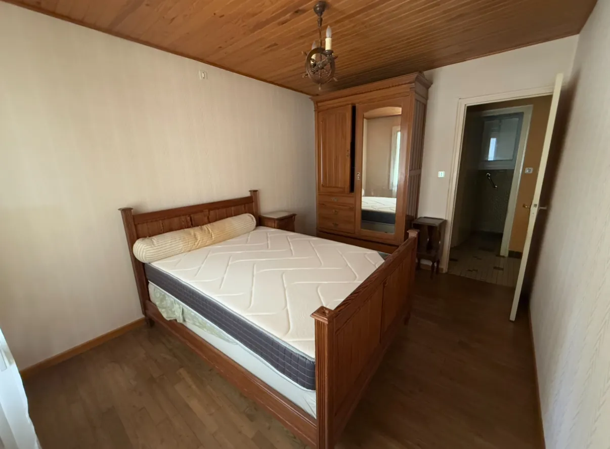 Maison à vendre à Lanuéjouls avec grand terrain, dépendances et potentiel de rénovation 