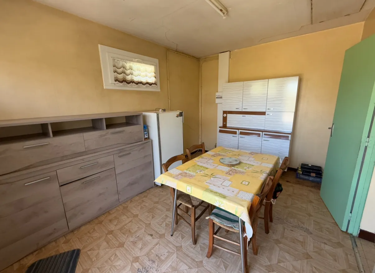 Maison à vendre à Lanuéjouls avec grand terrain, dépendances et potentiel de rénovation 