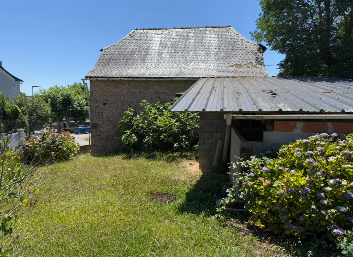 Maison à vendre à Lanuéjouls avec grand terrain, dépendances et potentiel de rénovation 