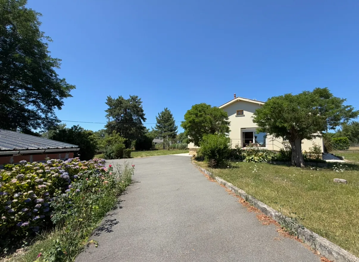 Maison à vendre à Lanuéjouls avec grand terrain, dépendances et potentiel de rénovation