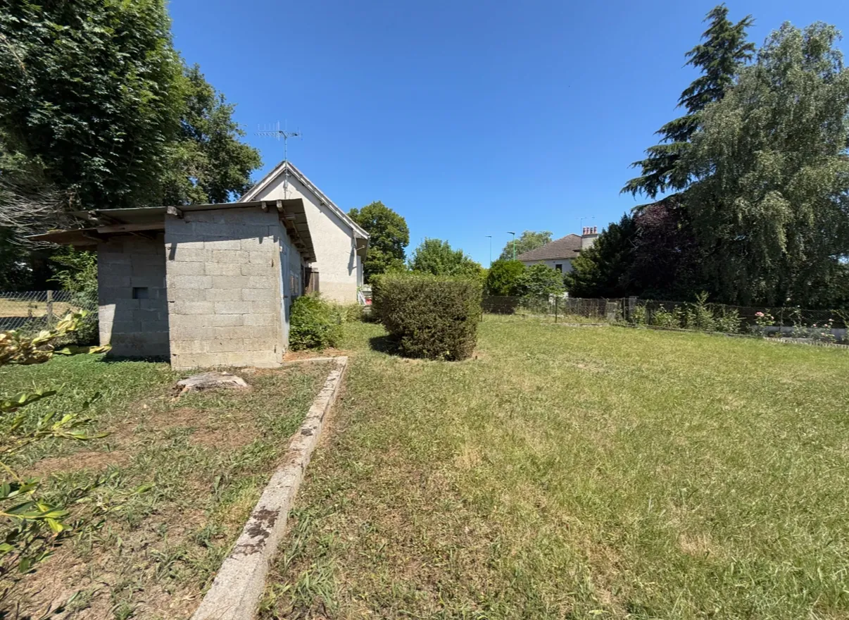 Maison à vendre à Lanuéjouls avec grand terrain, dépendances et potentiel de rénovation 