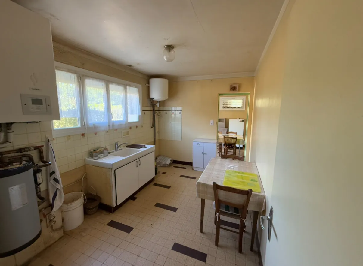 Maison à vendre à Lanuéjouls avec grand terrain, dépendances et potentiel de rénovation 