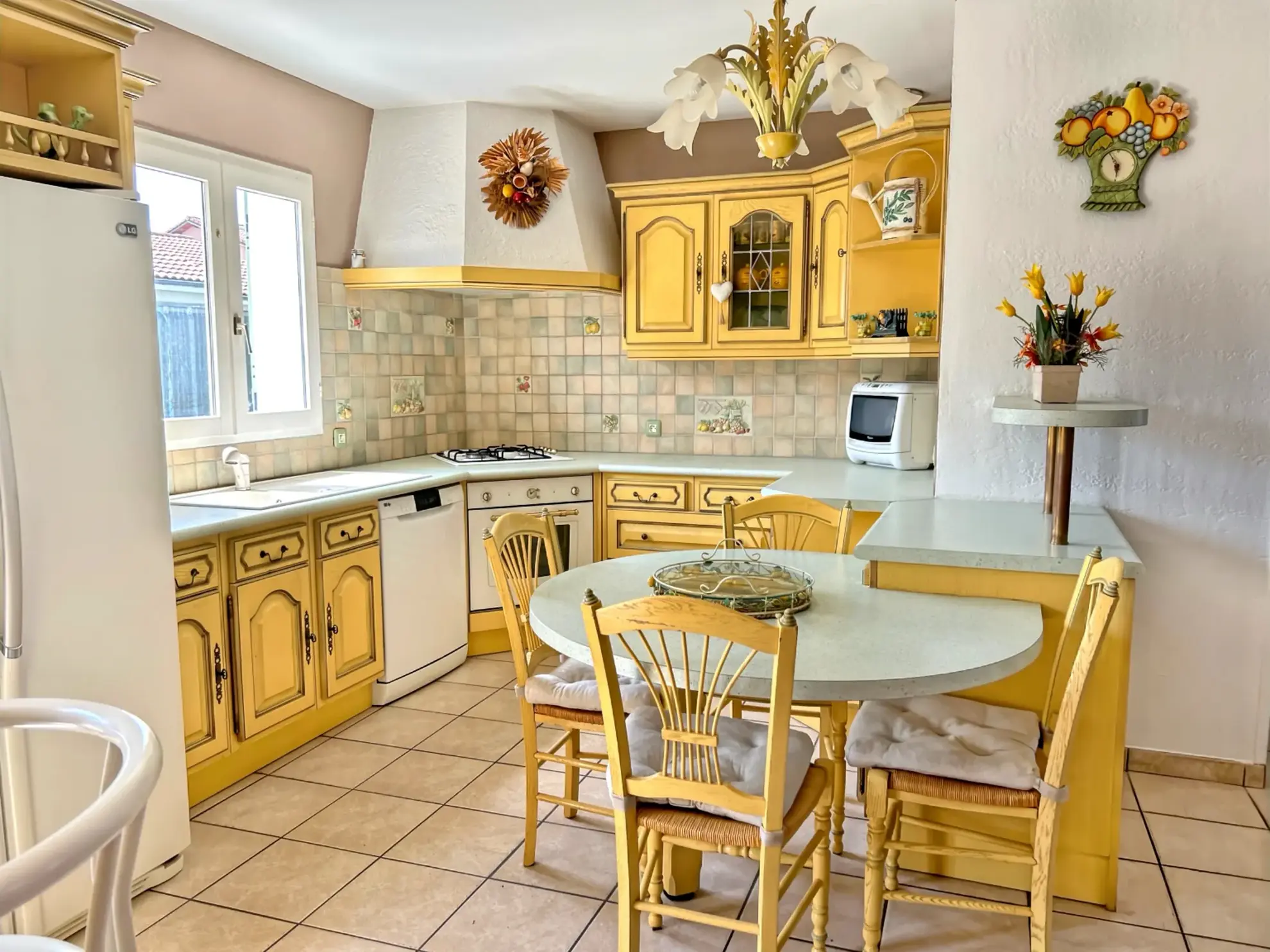 Joli pavillon à Chappes avec piscine, studio indépendant et garage 