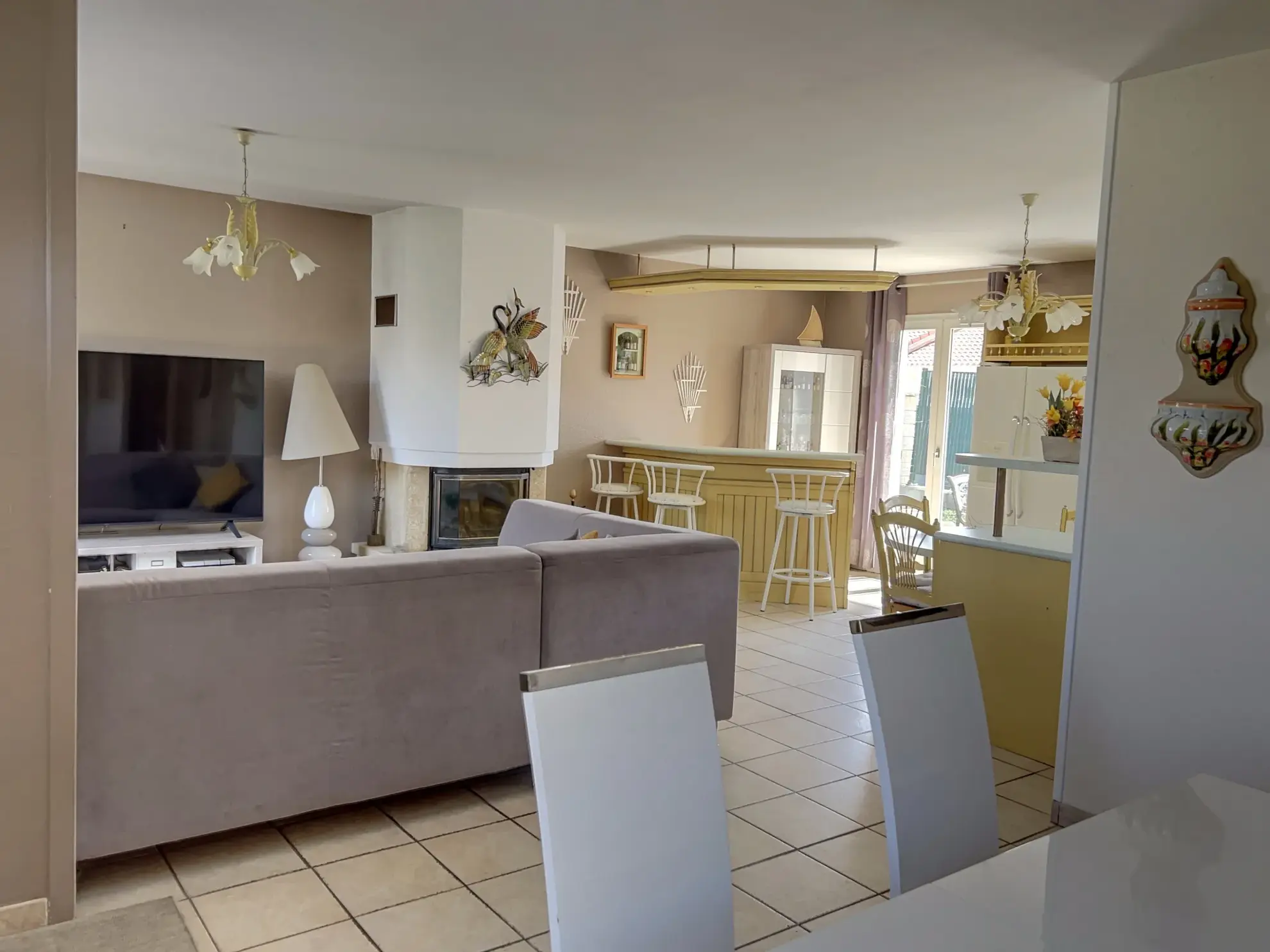 Joli pavillon à Chappes avec piscine, studio indépendant et garage 