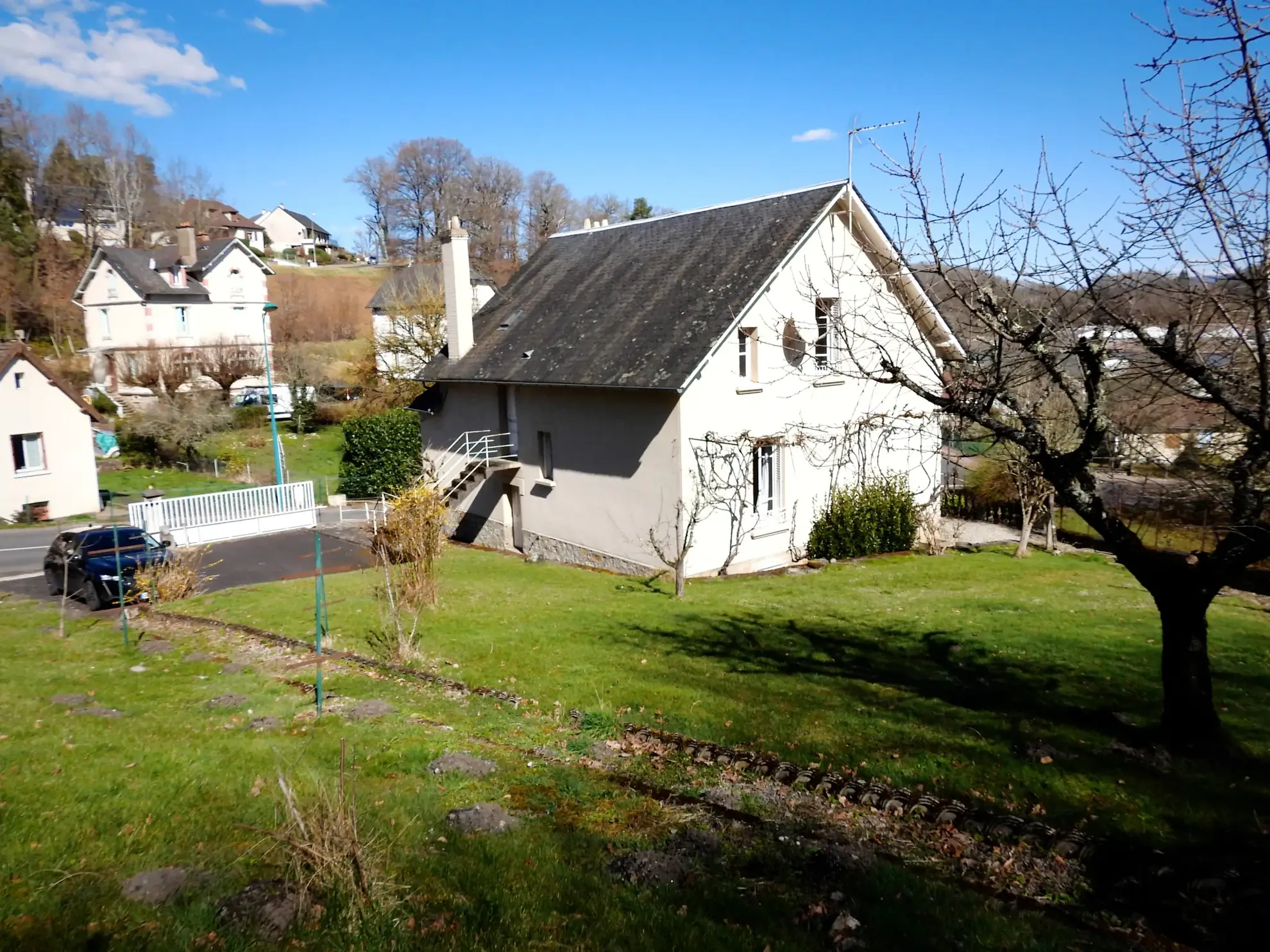 Maison de village spacieuse avec jardin à Ydes, Auvergne, Cantal