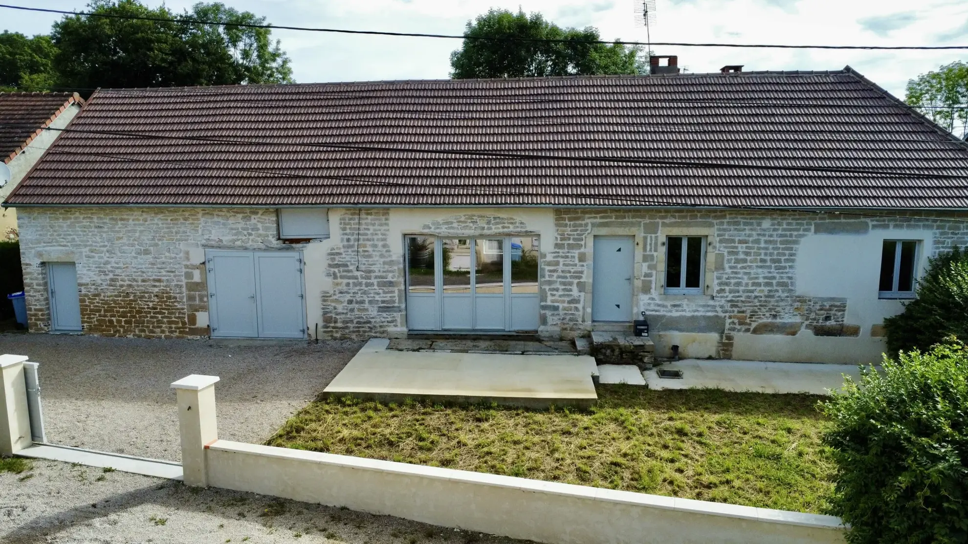 Maison en pierre rénovée avec potentiel à Santans (39) 