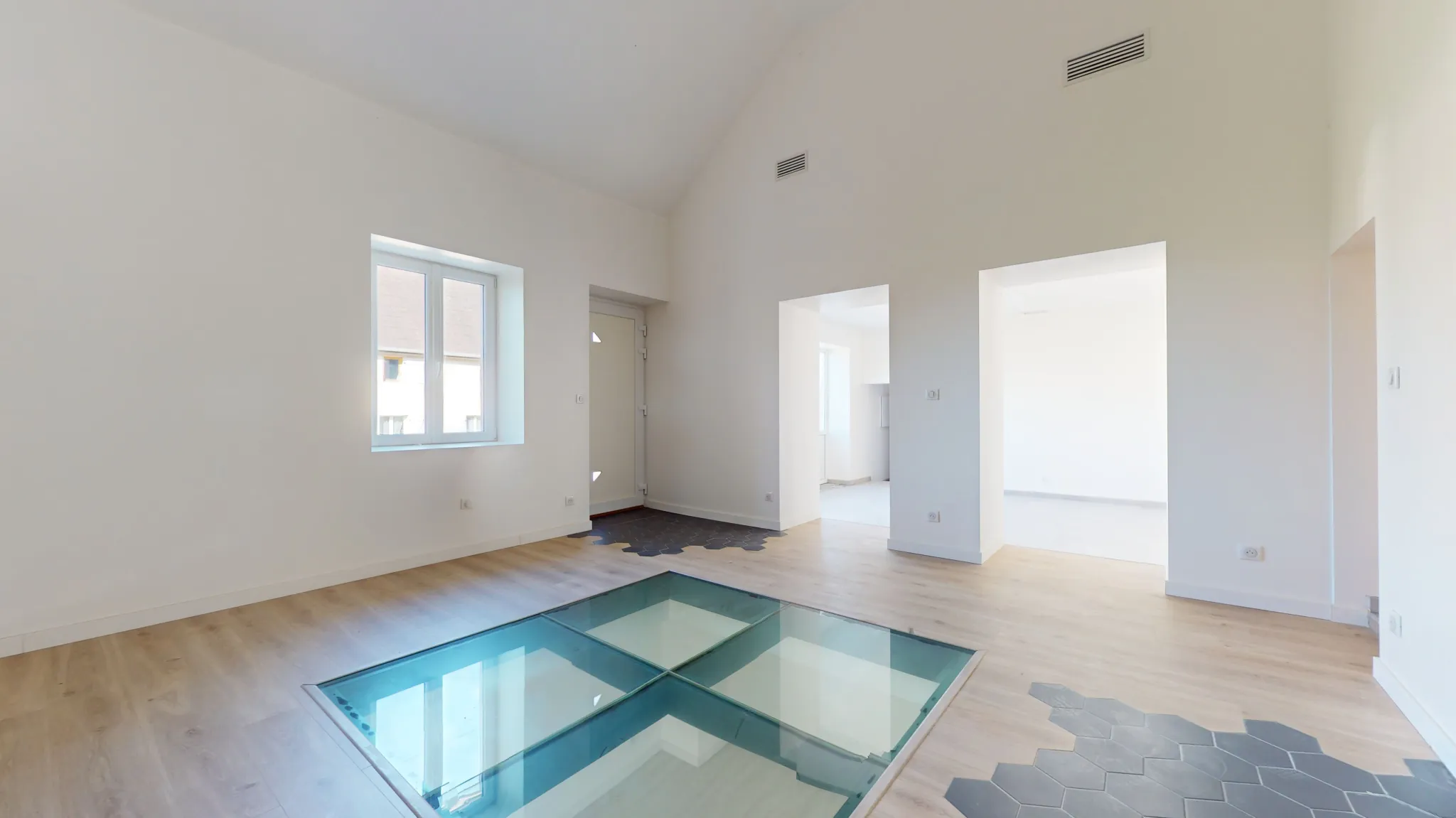 Maison en pierre rénovée avec potentiel à Santans (39) 