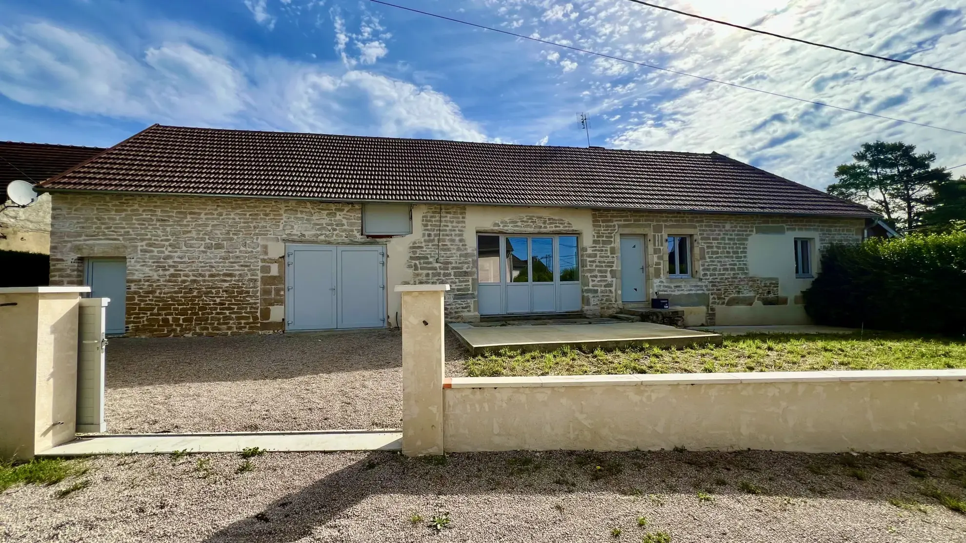 Maison en pierre rénovée avec potentiel à Santans (39) 