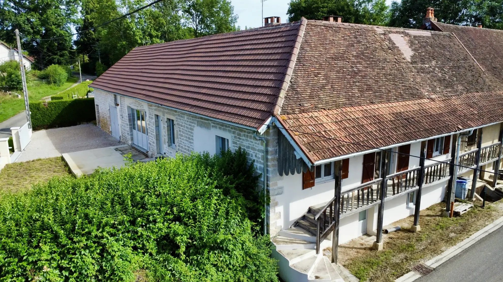 Maison en pierre rénovée avec potentiel à Santans (39) 