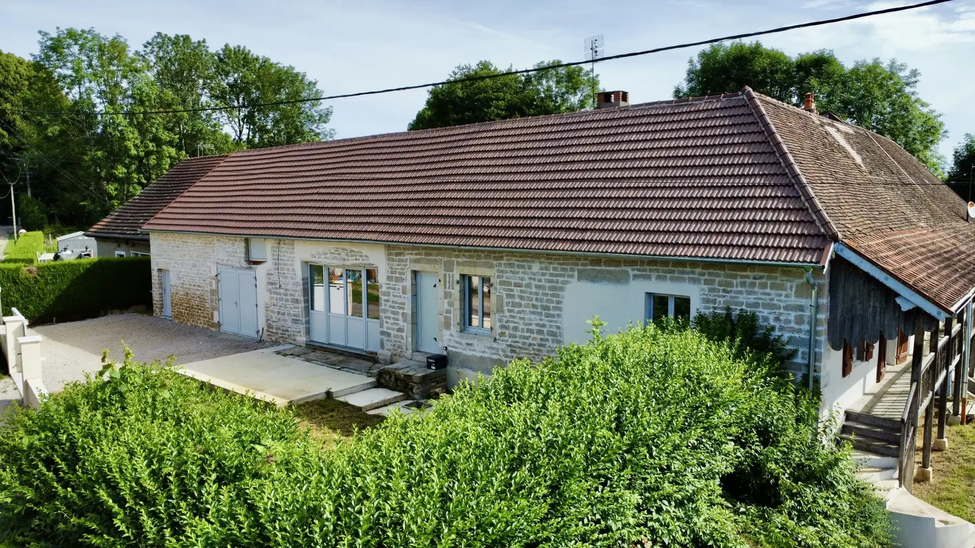 Maison en pierre rénovée avec potentiel à Santans (39) 