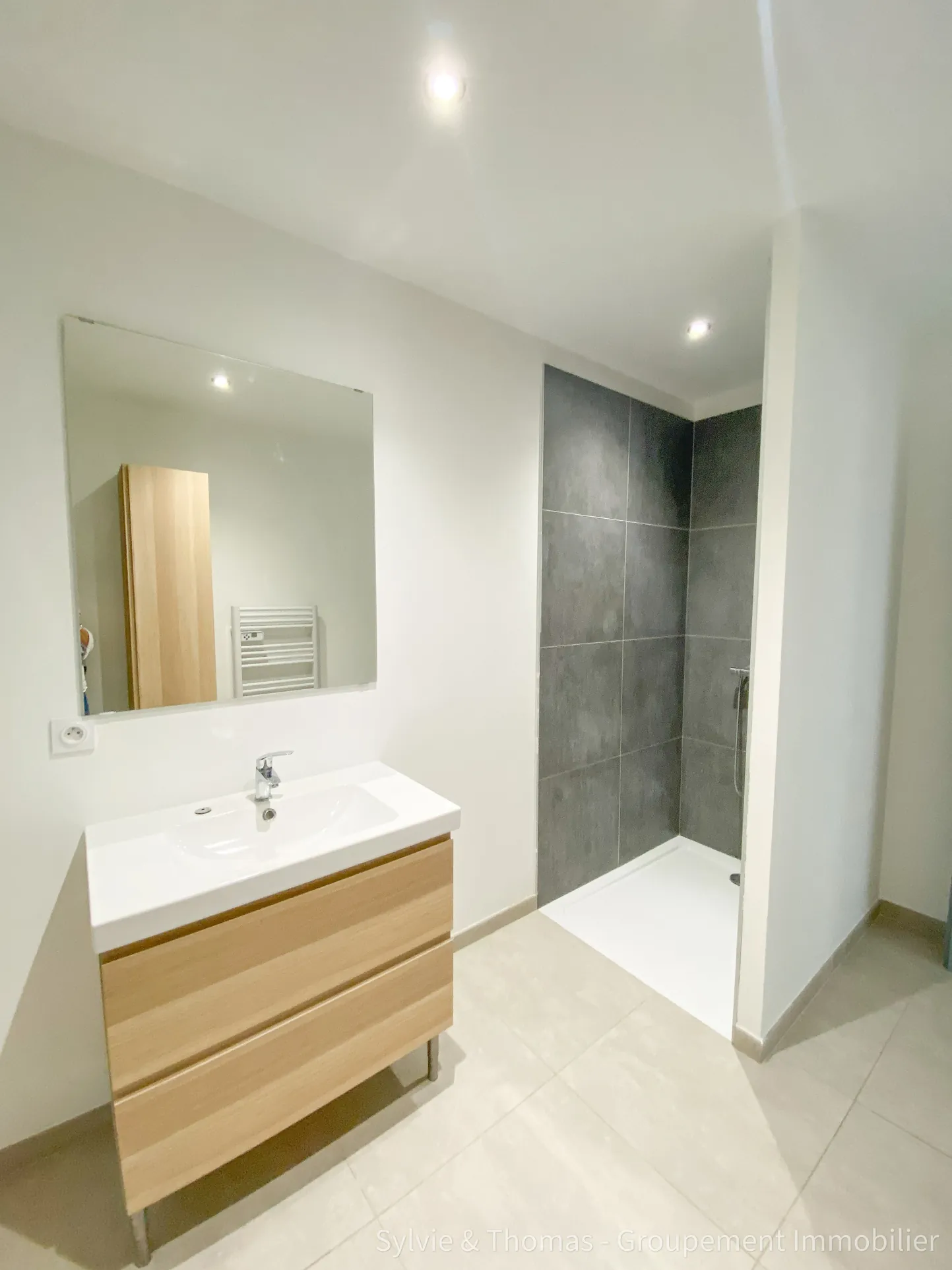 Maison récente à Orange avec garage, terrasse et location en cours 