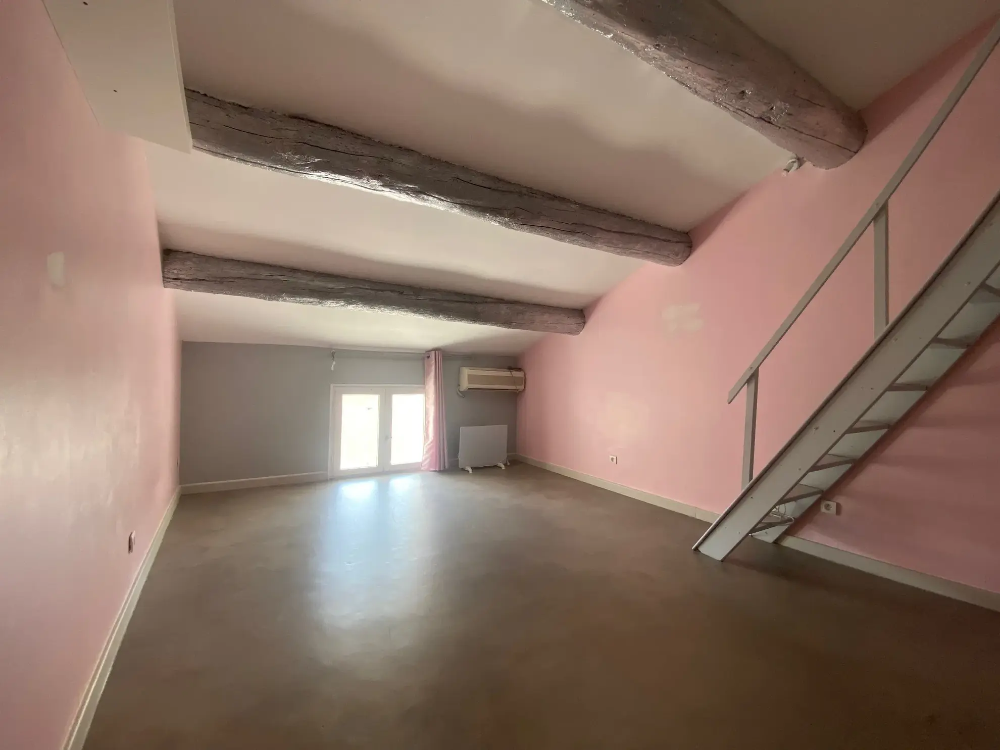 Maison de village climatisée avec cour intérieure à Caderousse – Idéale pied-à-terre 