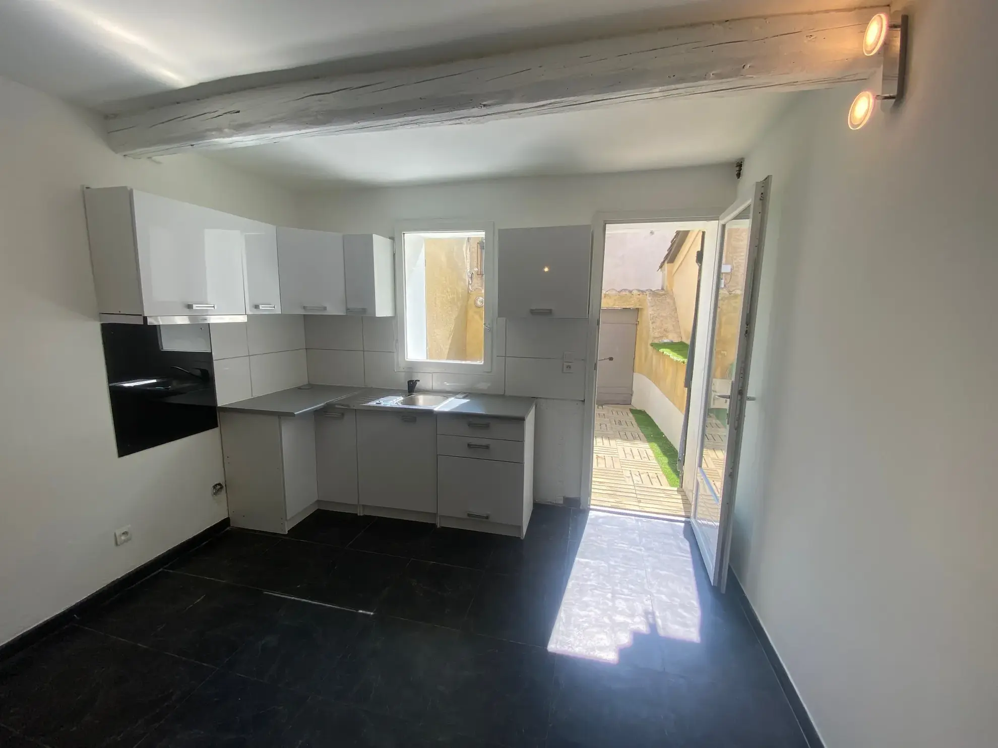 Maison de village climatisée avec cour intérieure à Caderousse – Idéale pied-à-terre 