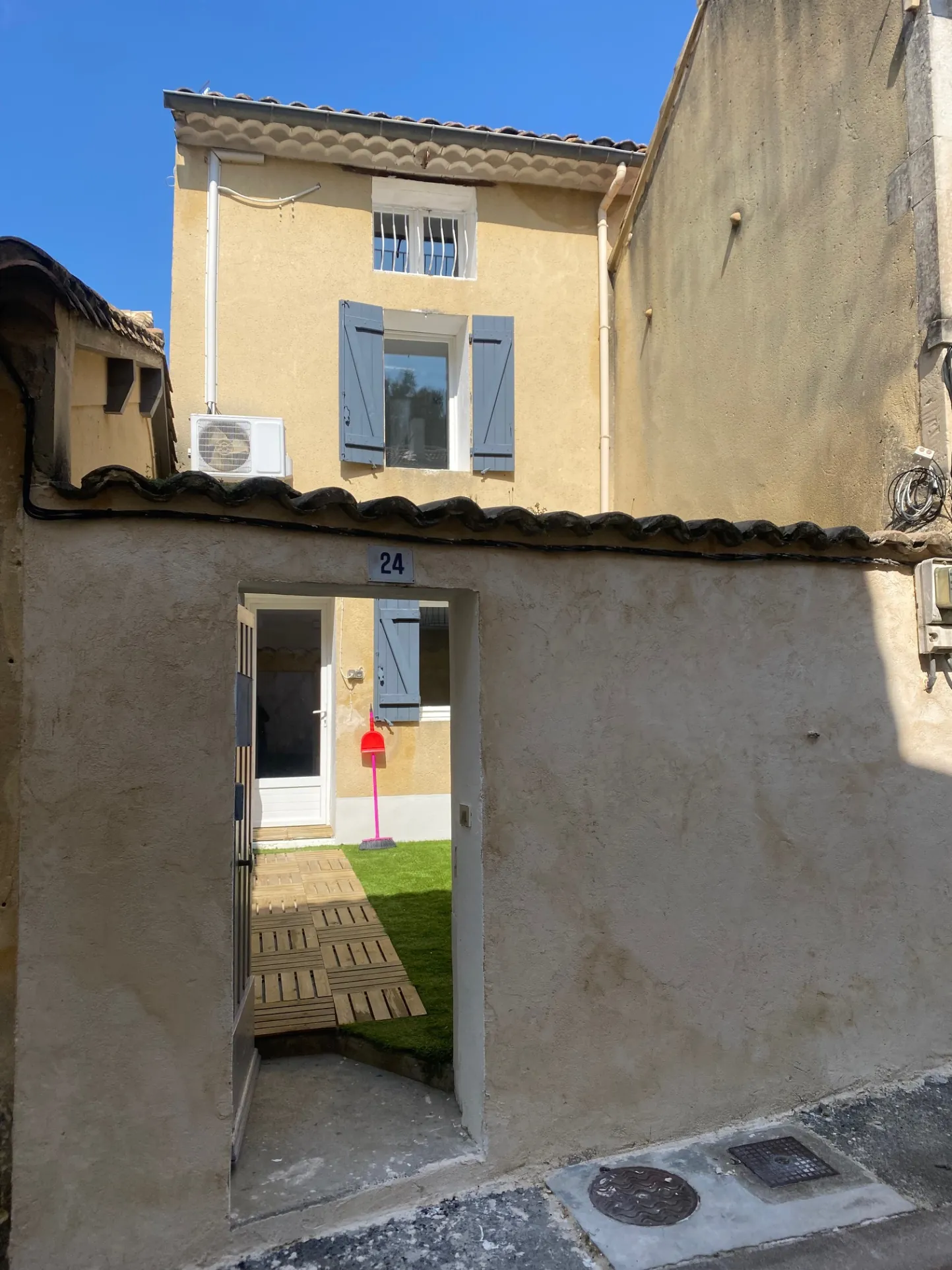 Maison de village climatisée avec cour intérieure à Caderousse – Idéale pied-à-terre 