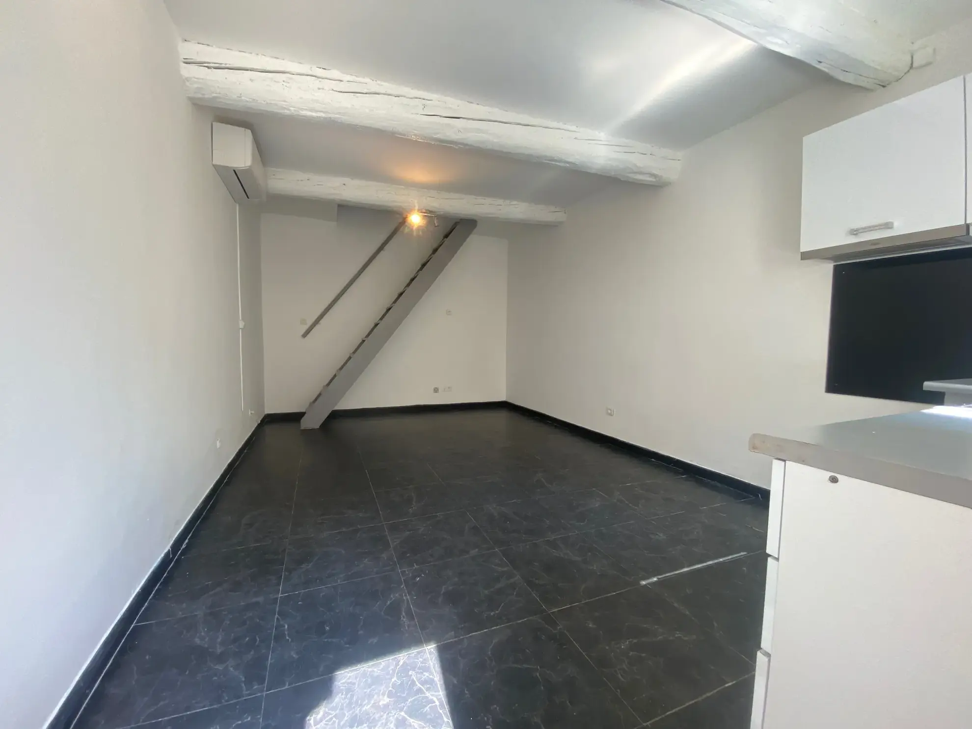 Maison de village climatisée avec cour intérieure à Caderousse – Idéale pied-à-terre 