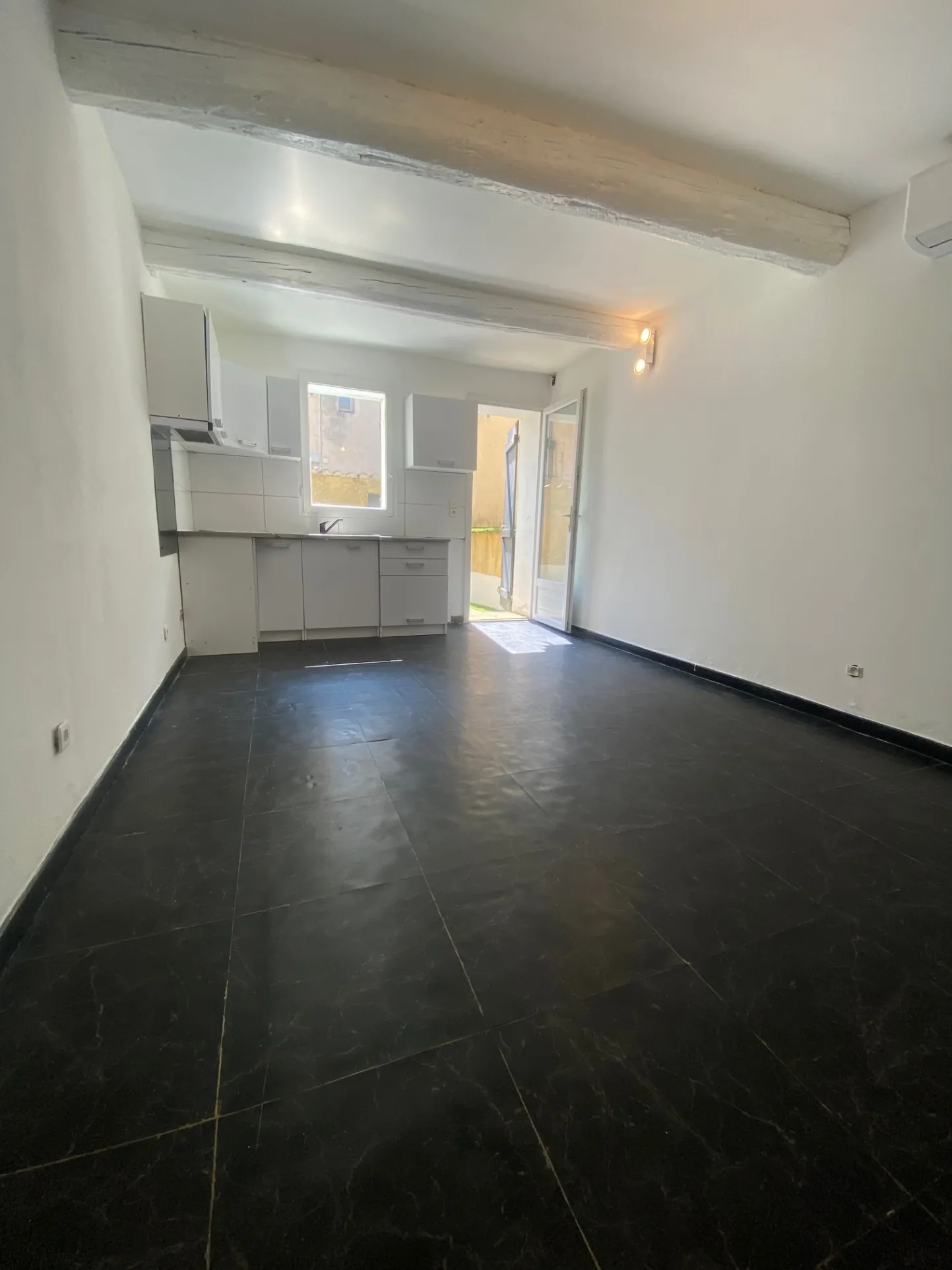 Maison de village climatisée avec cour intérieure à Caderousse – Idéale pied-à-terre 