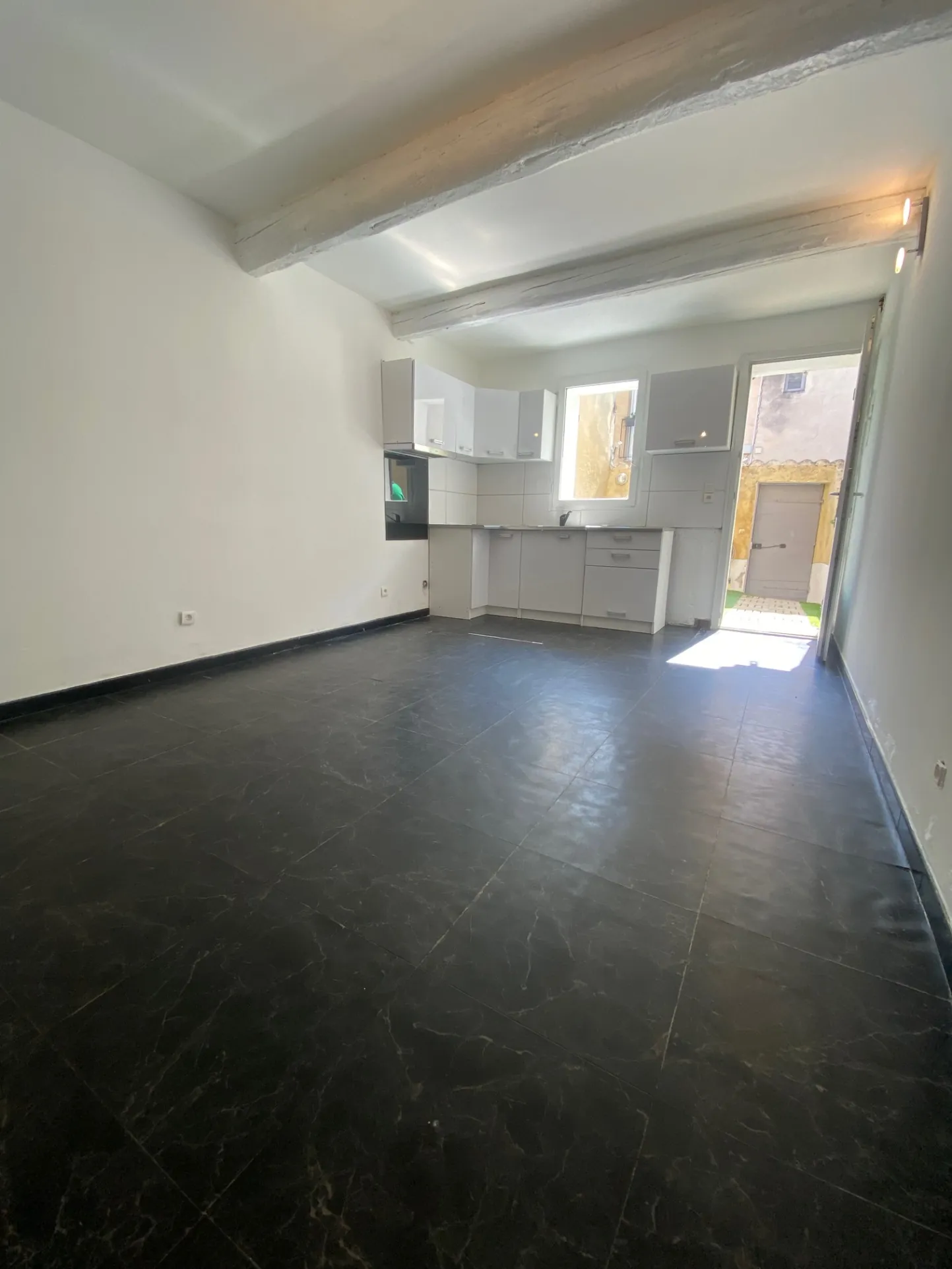 Maison de village climatisée avec cour intérieure à Caderousse – Idéale pied-à-terre 