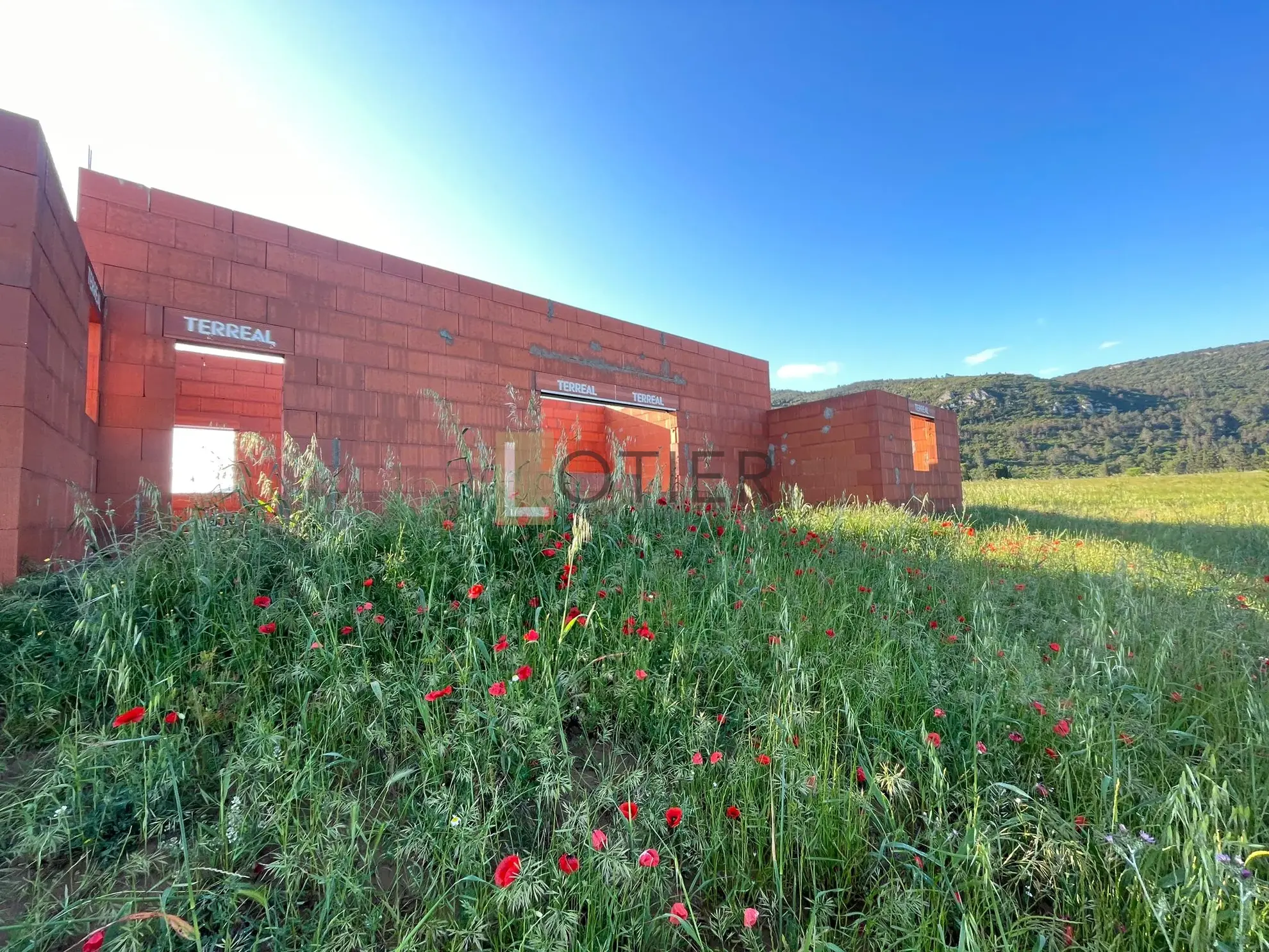 Terrain constructible de 3000 m² à Floure avec gros œuvre déjà réalisé