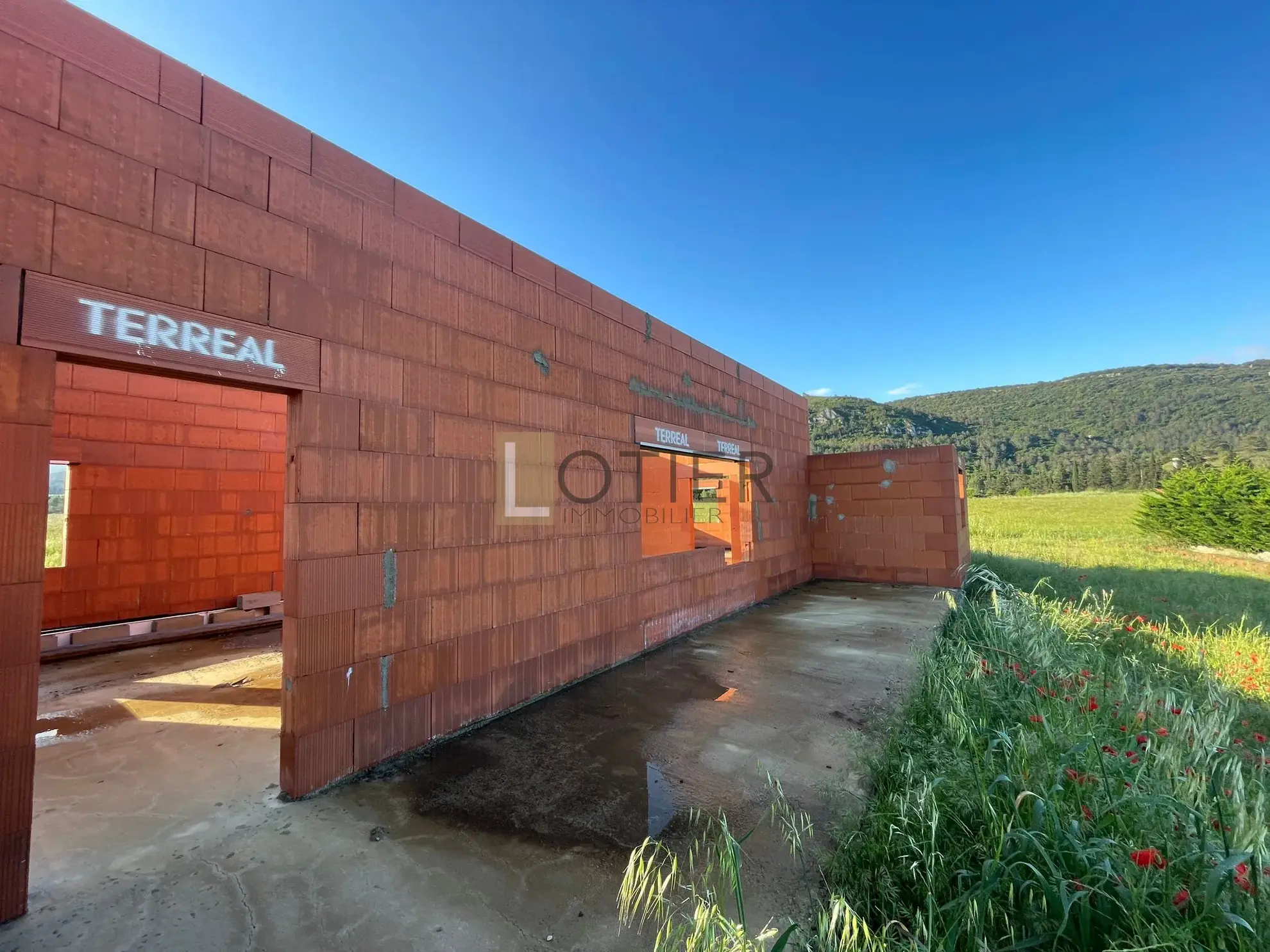 Terrain constructible de 3000 m² à Floure avec gros œuvre déjà réalisé 