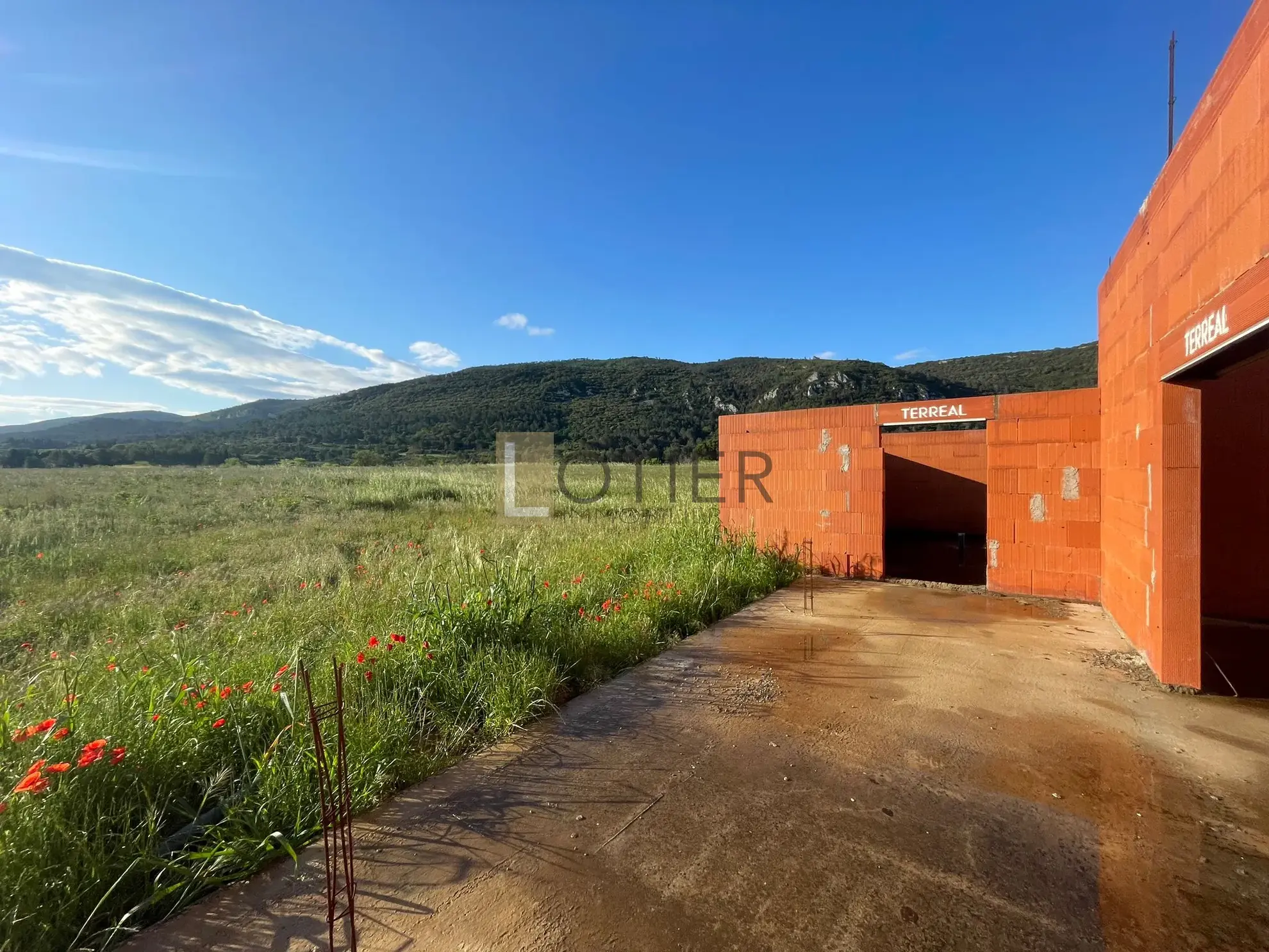 Terrain constructible de 3000 m² à Floure avec gros œuvre déjà réalisé 