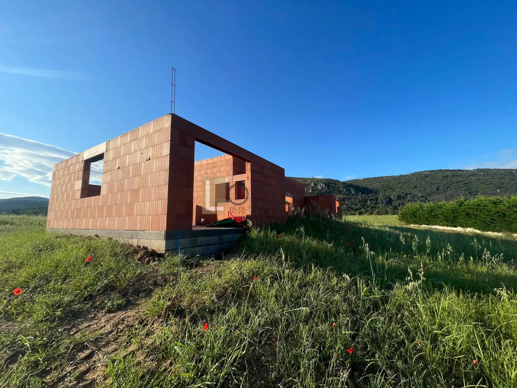 Terrain constructible de 3000 m² à Floure avec gros œuvre déjà réalisé 