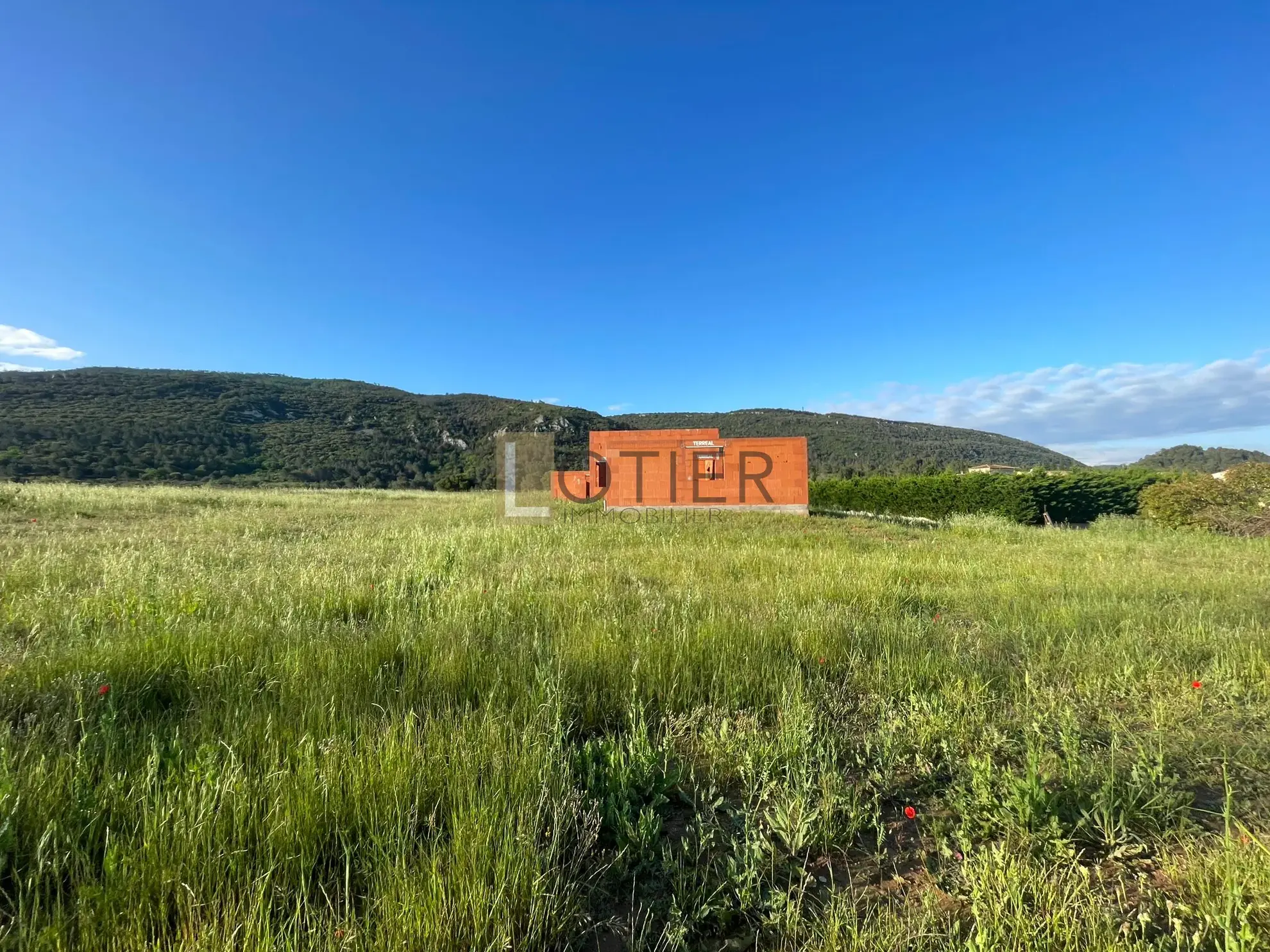 Terrain constructible de 3000 m² à Floure avec gros œuvre déjà réalisé 