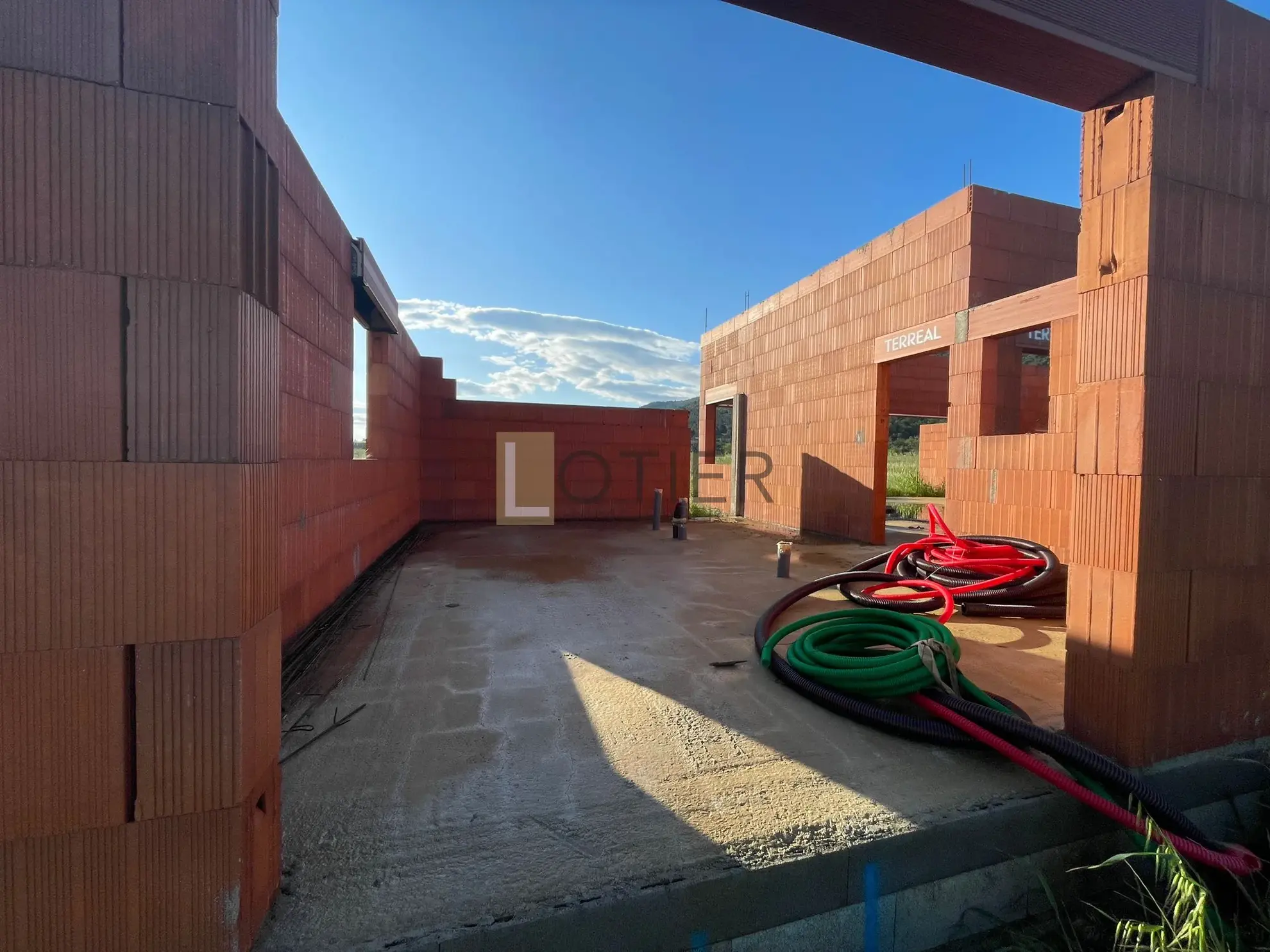 Terrain constructible de 3000 m² à Floure avec gros œuvre déjà réalisé 