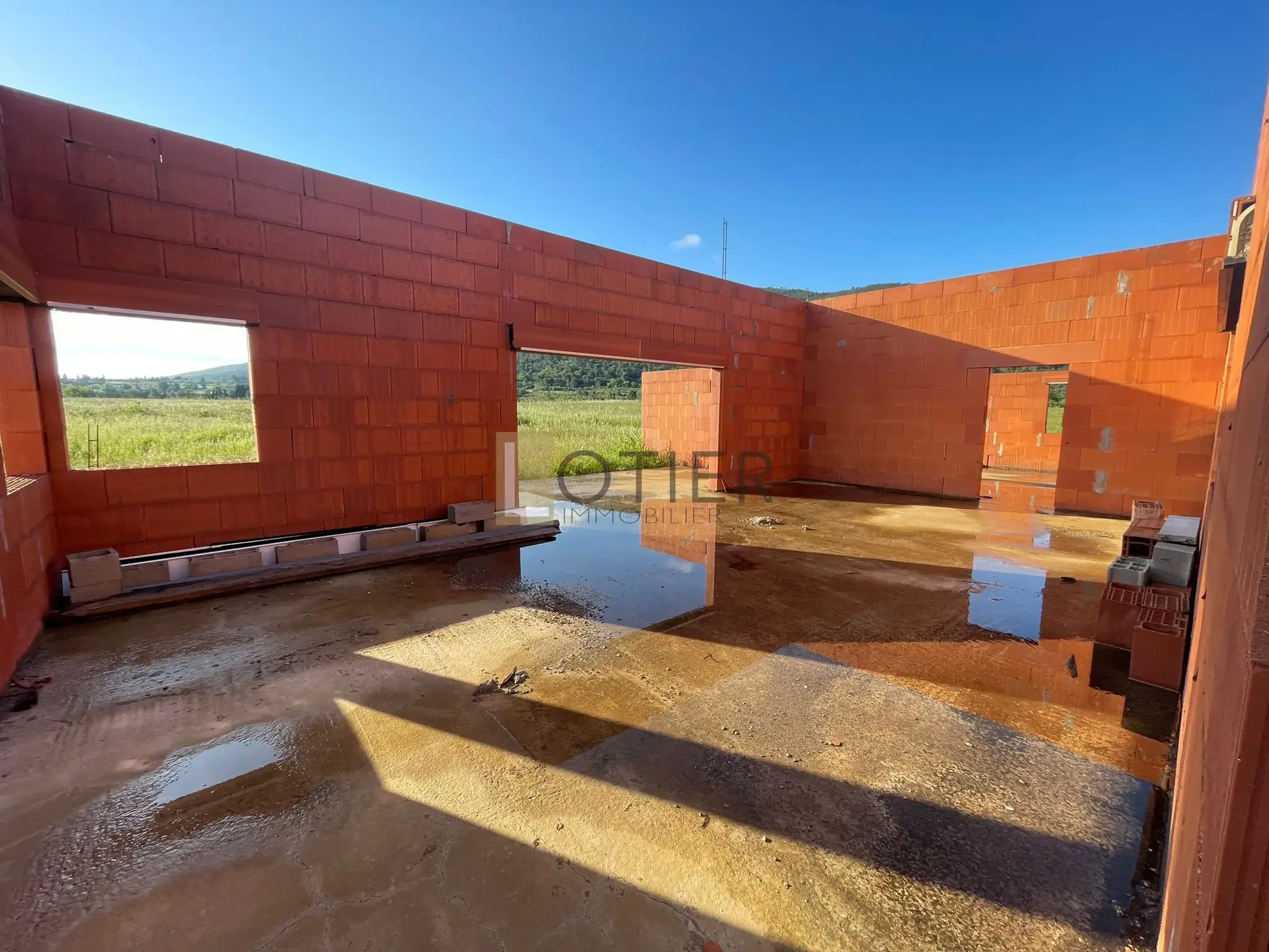 Terrain constructible de 3000 m² à Floure avec gros œuvre déjà réalisé 