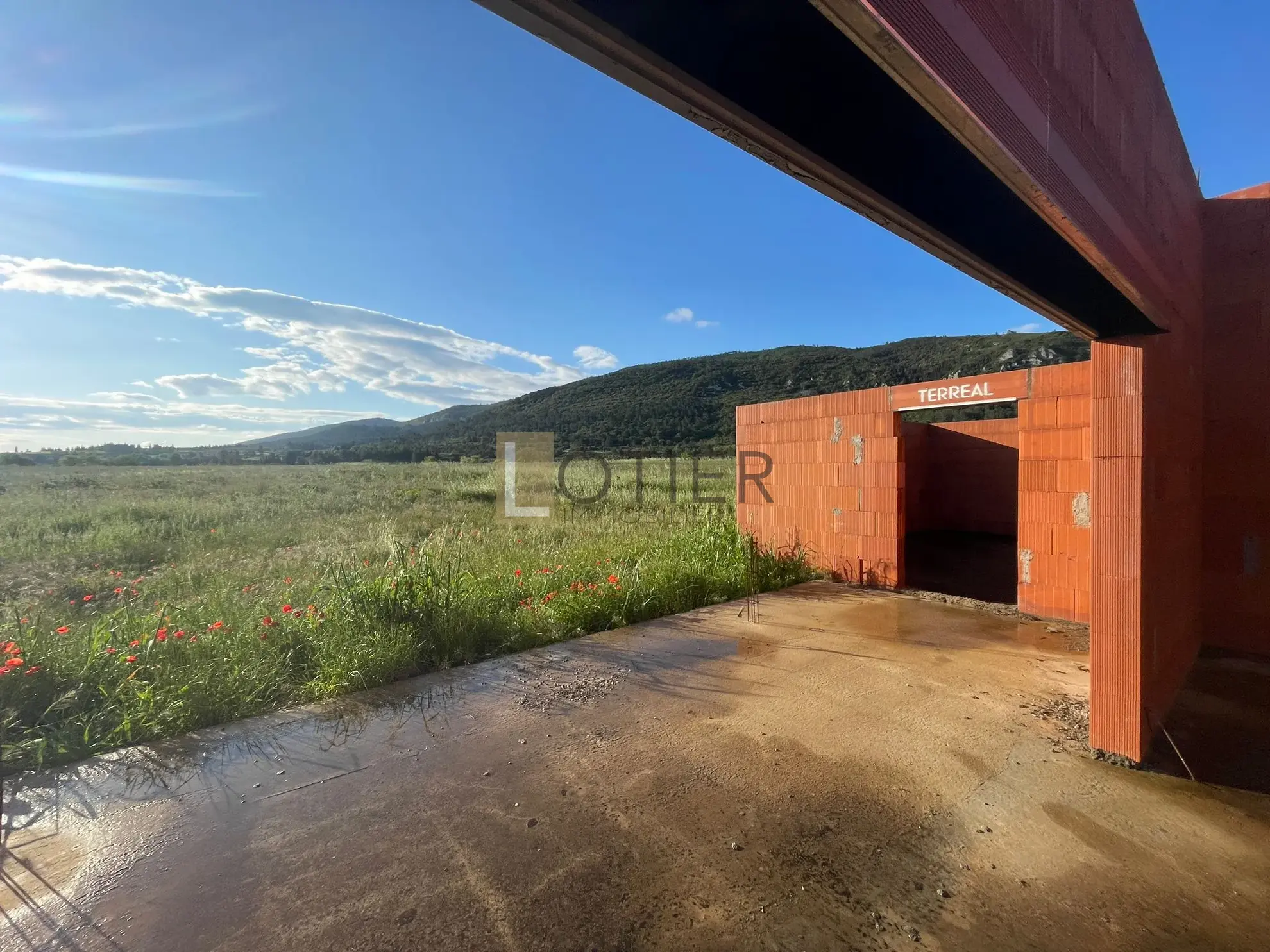 Terrain constructible de 3000 m² à Floure avec gros œuvre déjà réalisé 