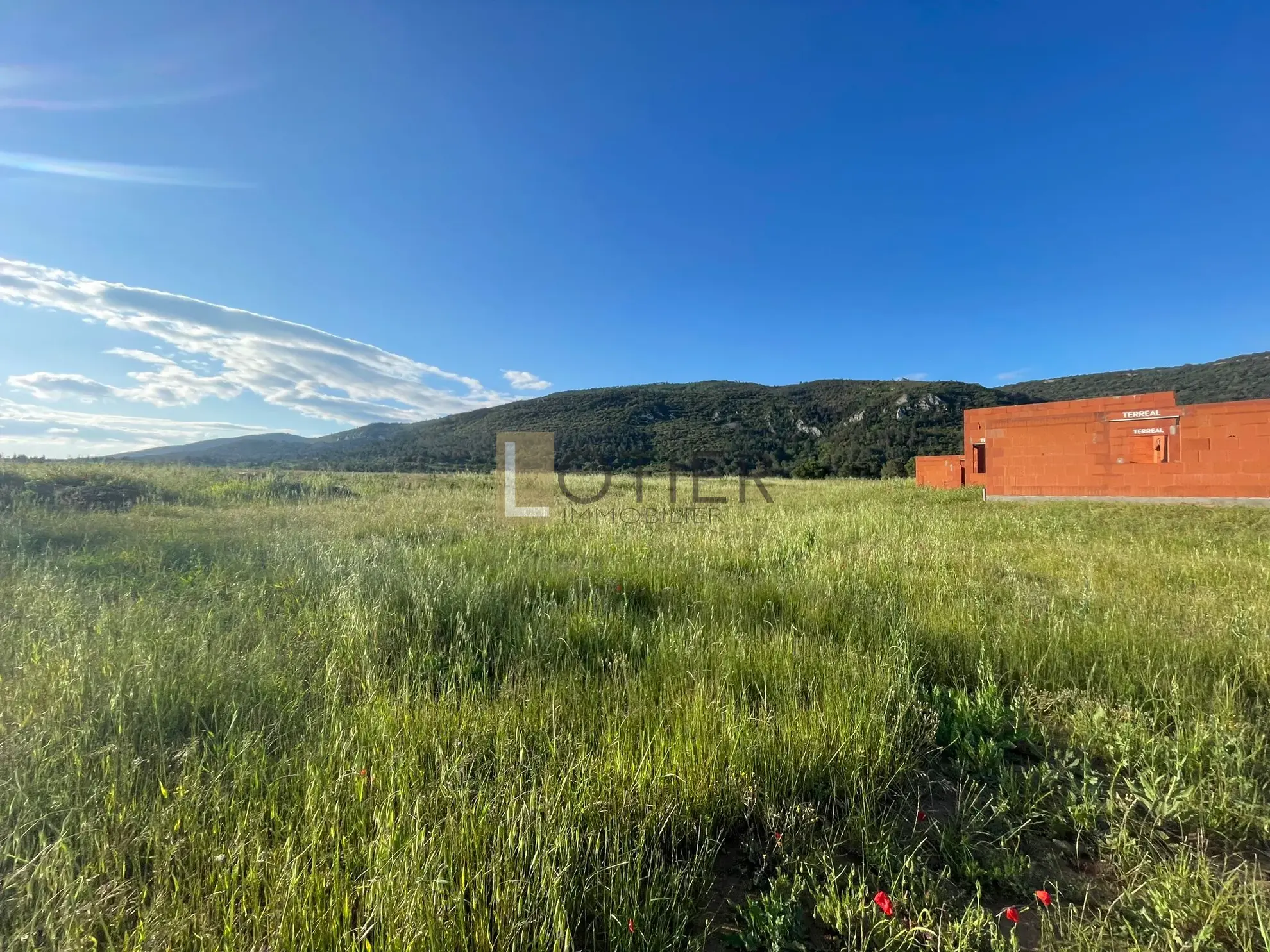 Terrain constructible de 3000 m² à Floure avec gros œuvre déjà réalisé 