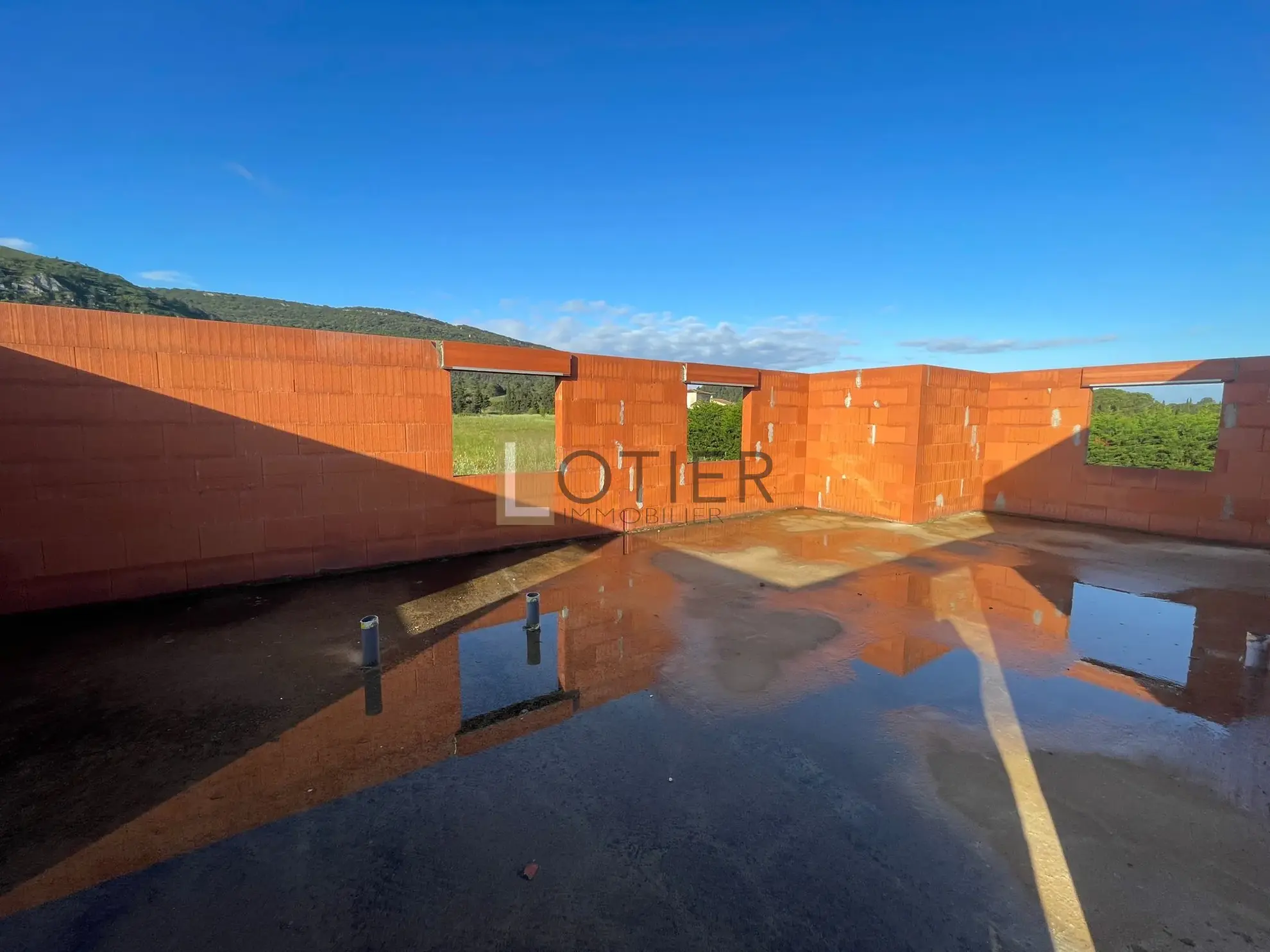 Terrain constructible de 3000 m² à Floure avec gros œuvre déjà réalisé 