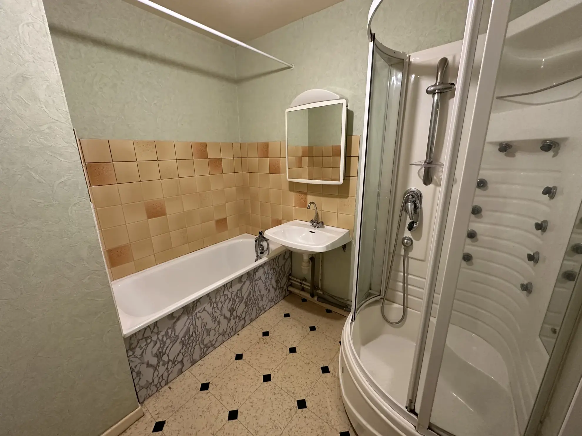 Maison à Bourgtheroulde avec 3 chambres, jardin clos et garage - Excellente localisation 