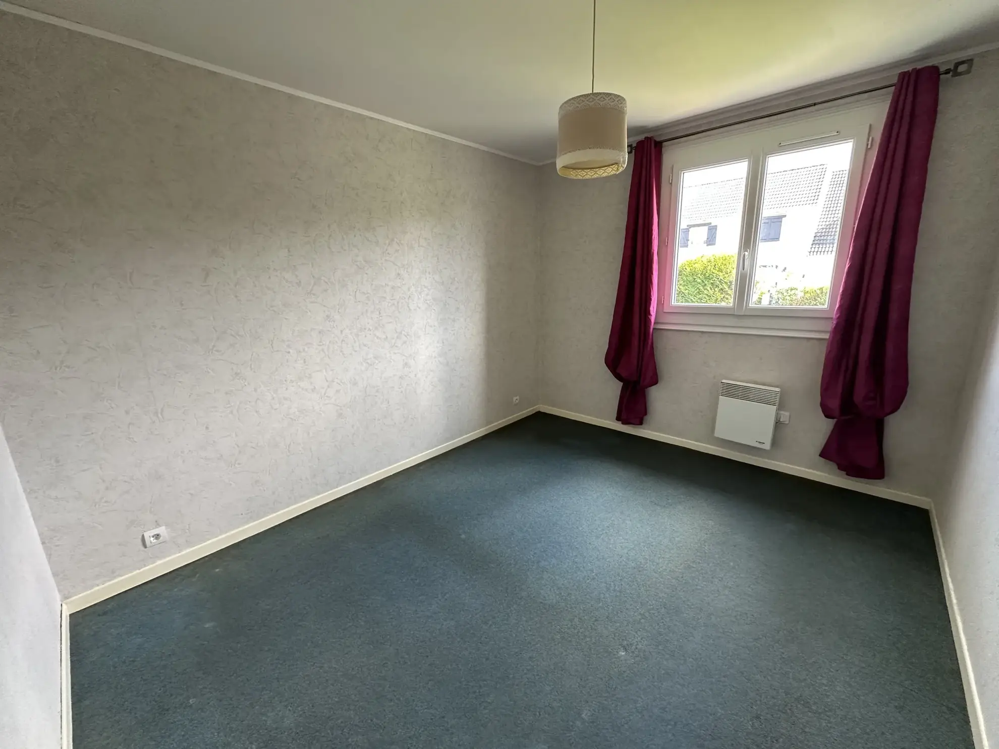 Maison à Bourgtheroulde avec 3 chambres, jardin clos et garage - Excellente localisation 