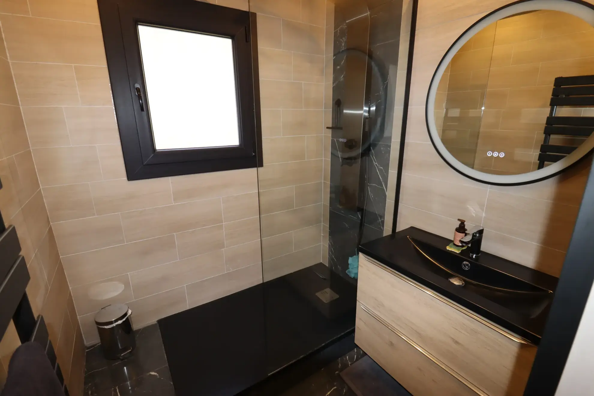 Maison rénovée avec jardin et garage à Beauvezer, proche stations de ski et parc nature 