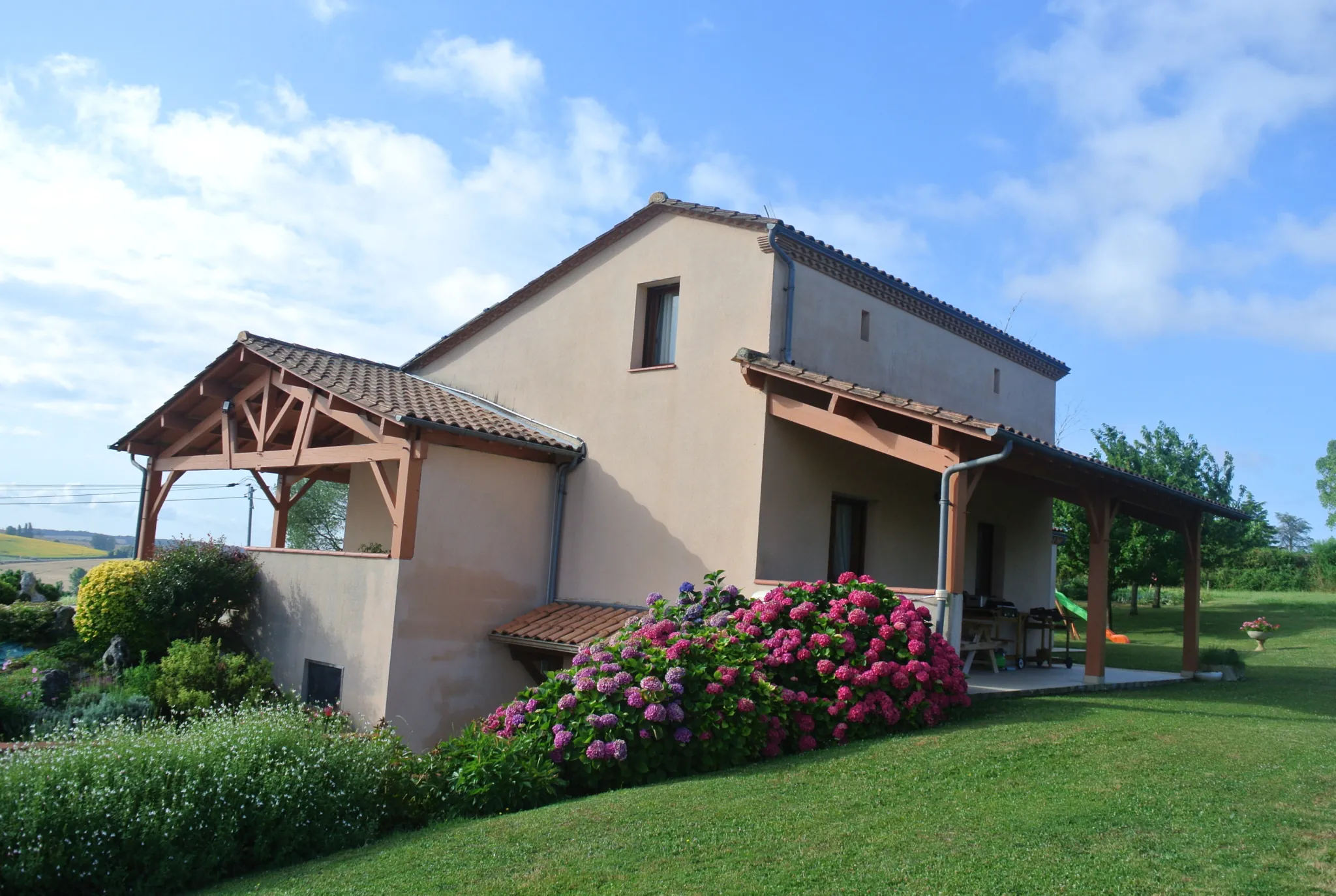 Maison avec vue dégagée et prestations modernes à Seyches (47350) 