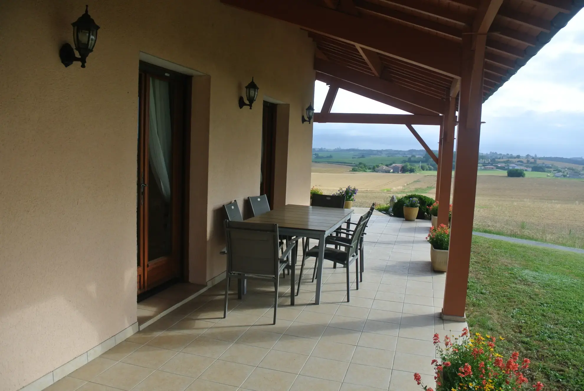 Maison avec vue dégagée et prestations modernes à Seyches (47350) 