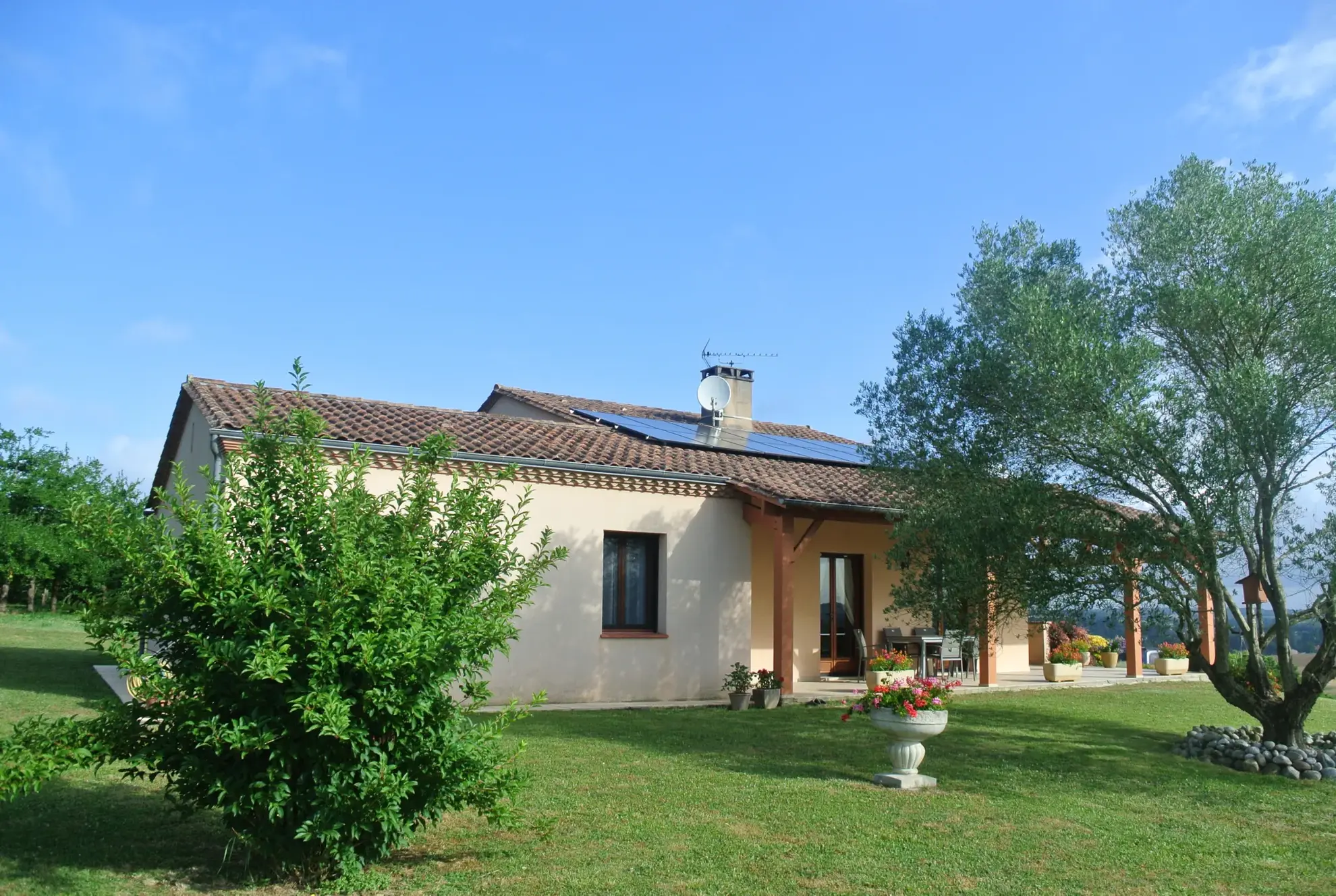 Maison avec vue dégagée et prestations modernes à Seyches (47350) 