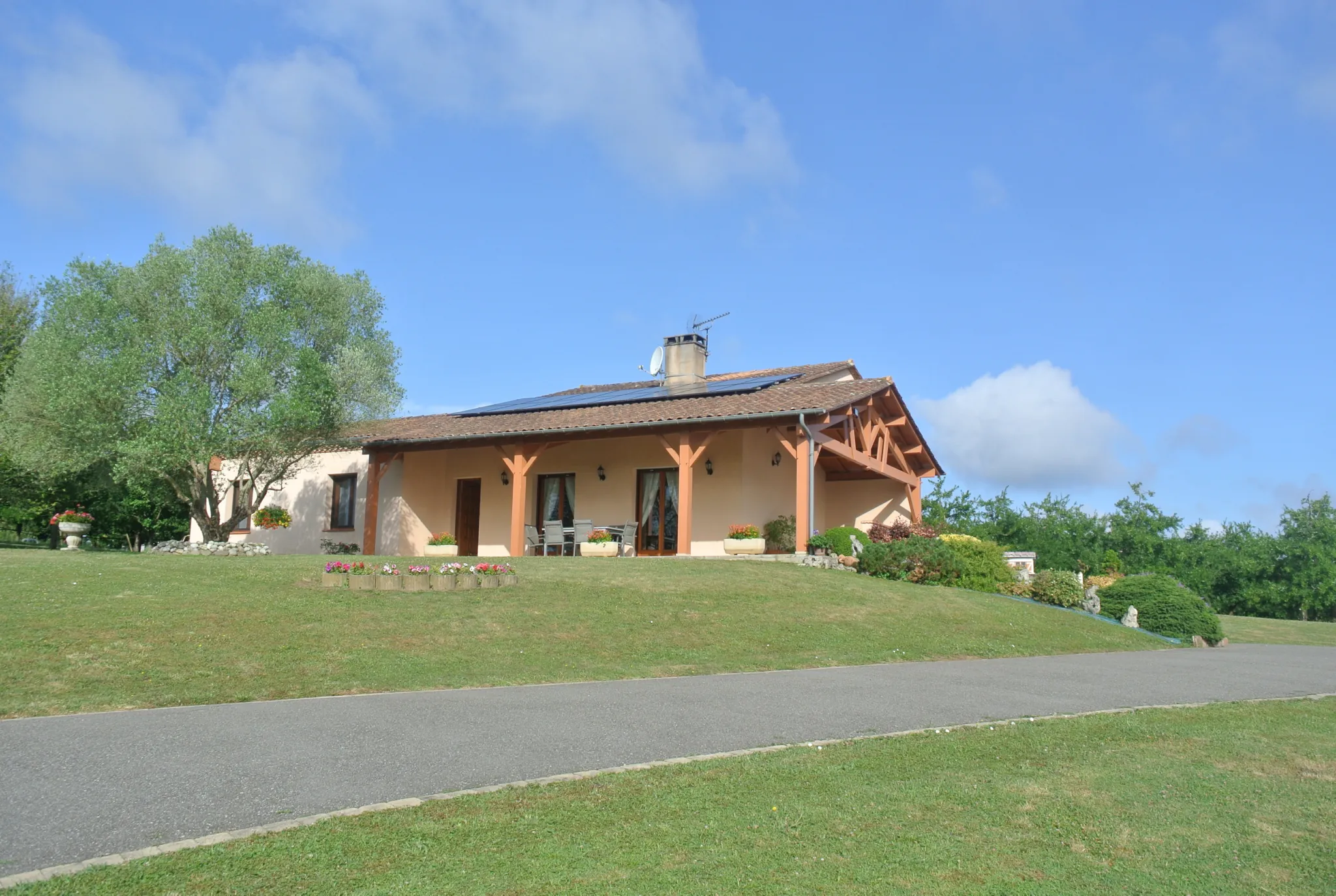 Maison avec vue dégagée et prestations modernes à Seyches (47350) 