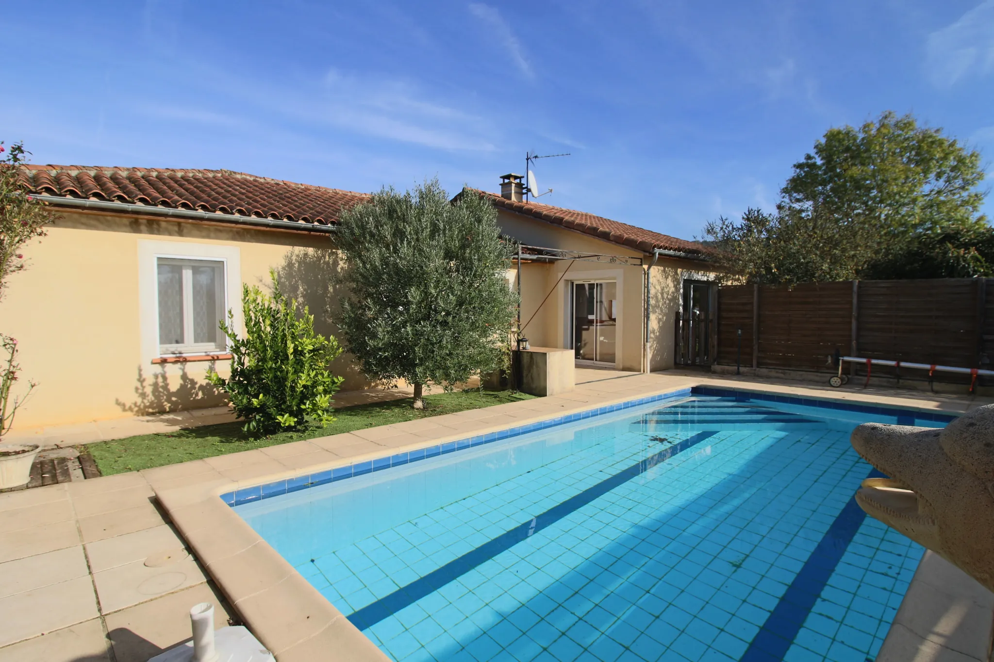Belle maison avec piscine chauffée à Puy l'Évêque - 147 m² 