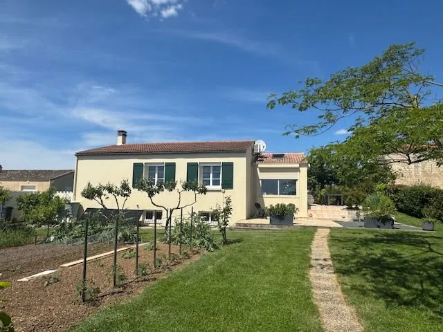 Belle maison avec sous-sol et gîte à Sainte-Hermine, 1568 m² de terrain 
