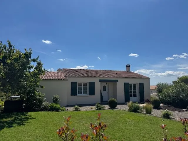 Belle maison avec sous-sol et gîte à Sainte-Hermine, 1568 m² de terrain