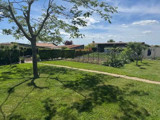 Belle maison avec sous-sol et gîte à Sainte-Hermine, 1568 m² de terrain 
