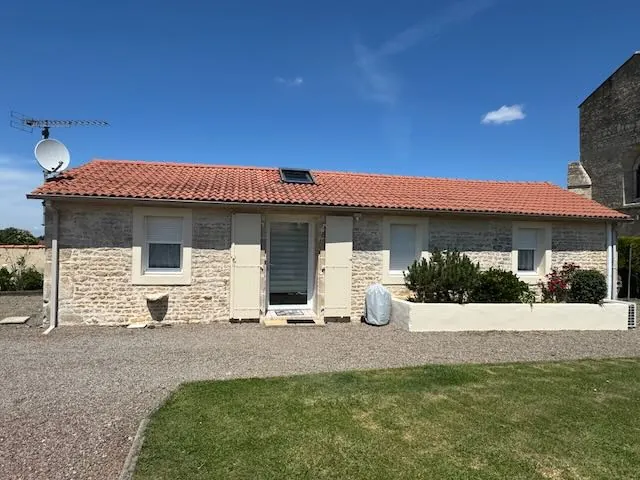 Belle maison avec sous-sol et gîte à Sainte-Hermine, 1568 m² de terrain 