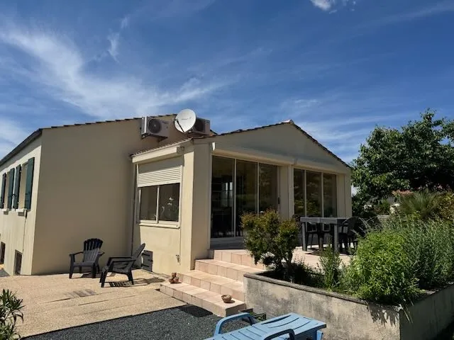 Belle maison avec sous-sol et gîte à Sainte-Hermine, 1568 m² de terrain 