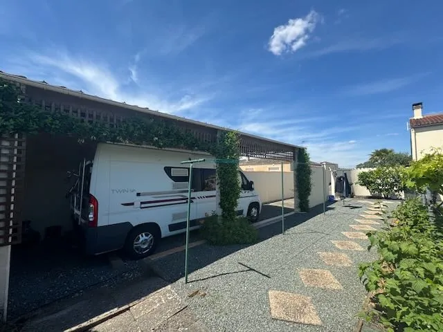 Belle maison avec sous-sol et gîte à Sainte-Hermine, 1568 m² de terrain 