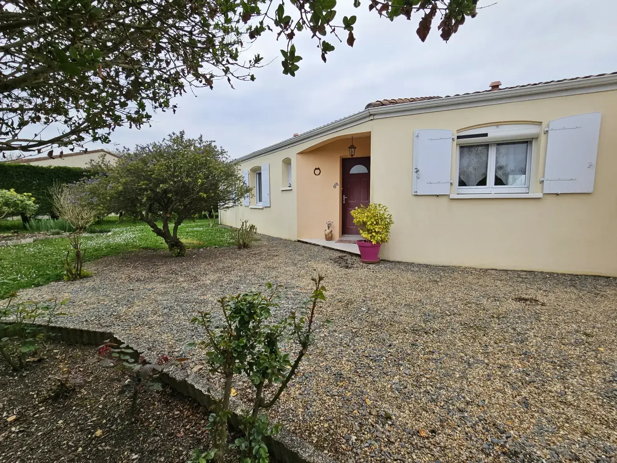 Maison de plain-pied avec 3 chambres, garage et jardin clos à Le Vanneau Irleau