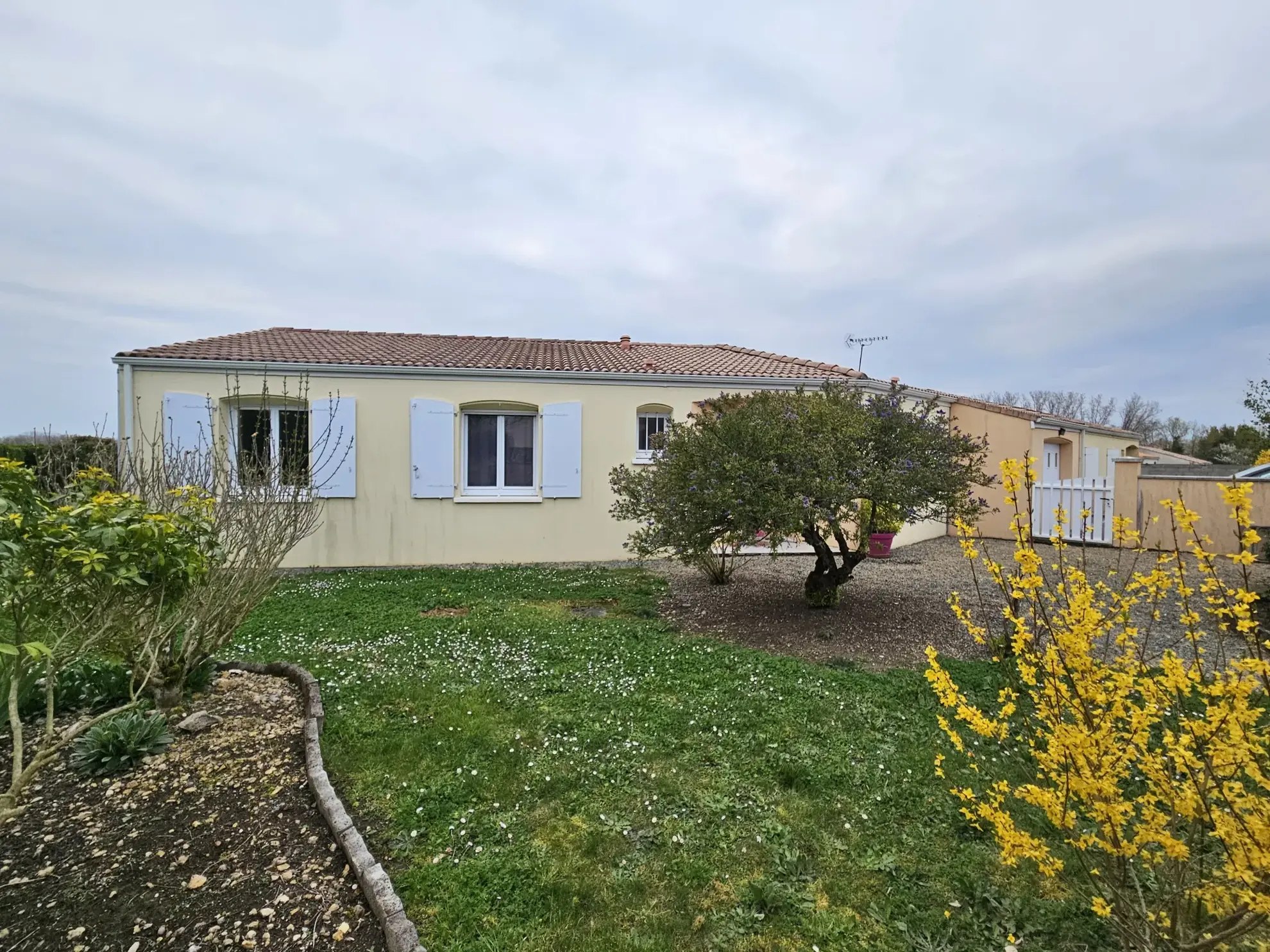 Maison de plain-pied avec 3 chambres, garage et jardin clos à Le Vanneau Irleau 