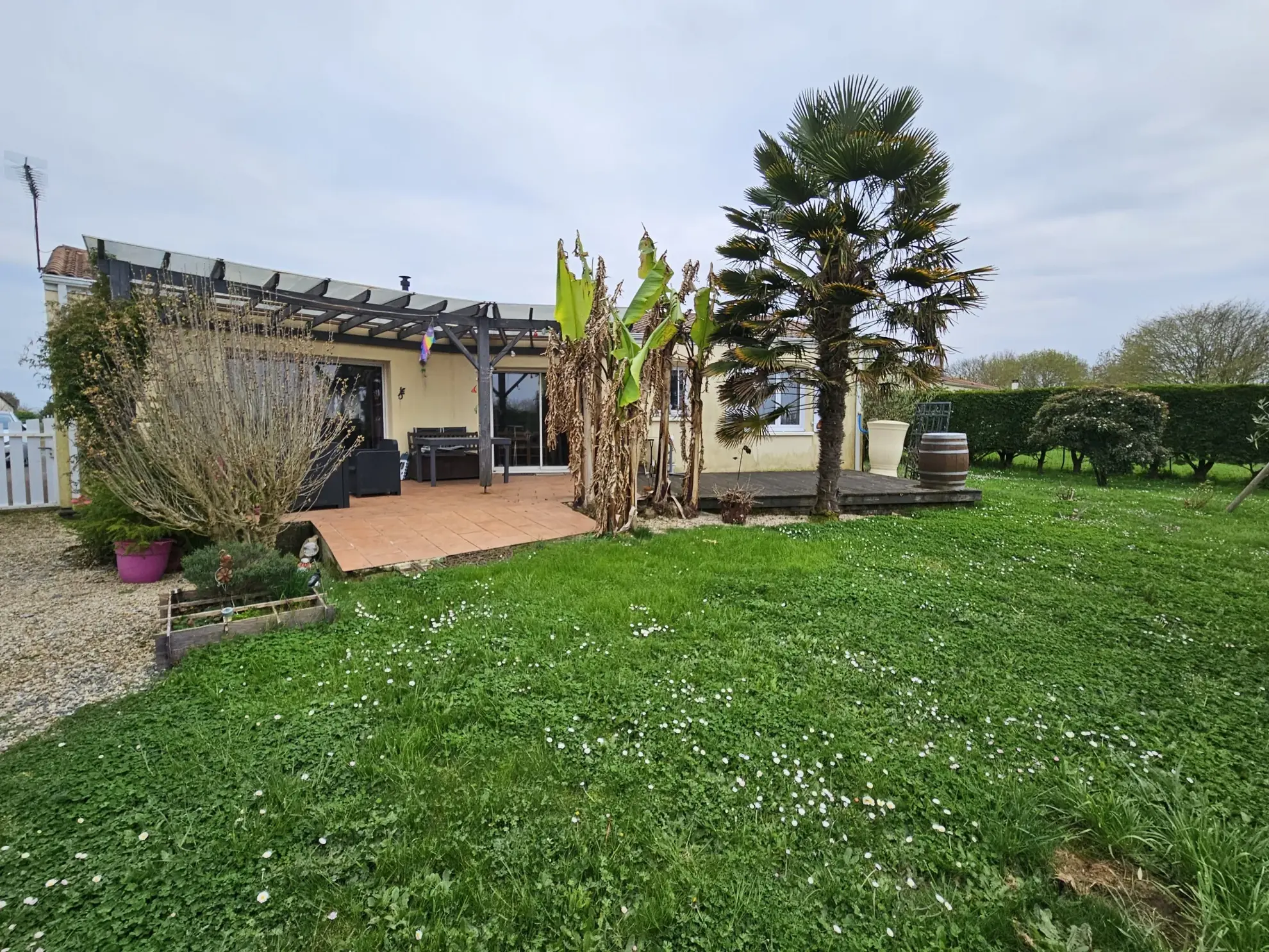 Maison de plain-pied avec 3 chambres, garage et jardin clos à Le Vanneau Irleau 